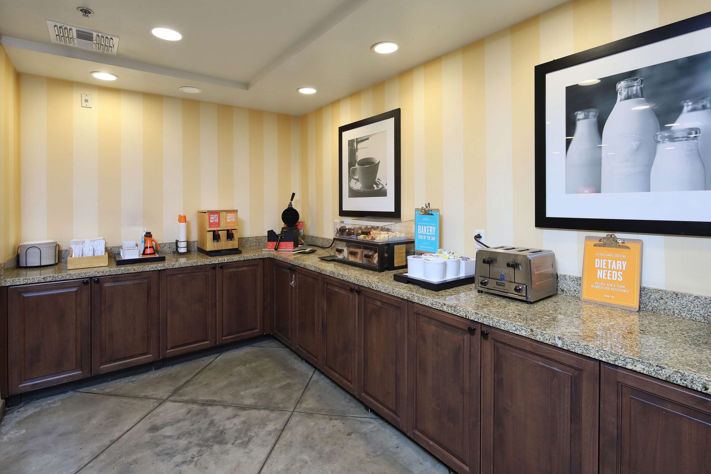 Breakfast Area | Hampton Inn & Suites Tucson-Mall