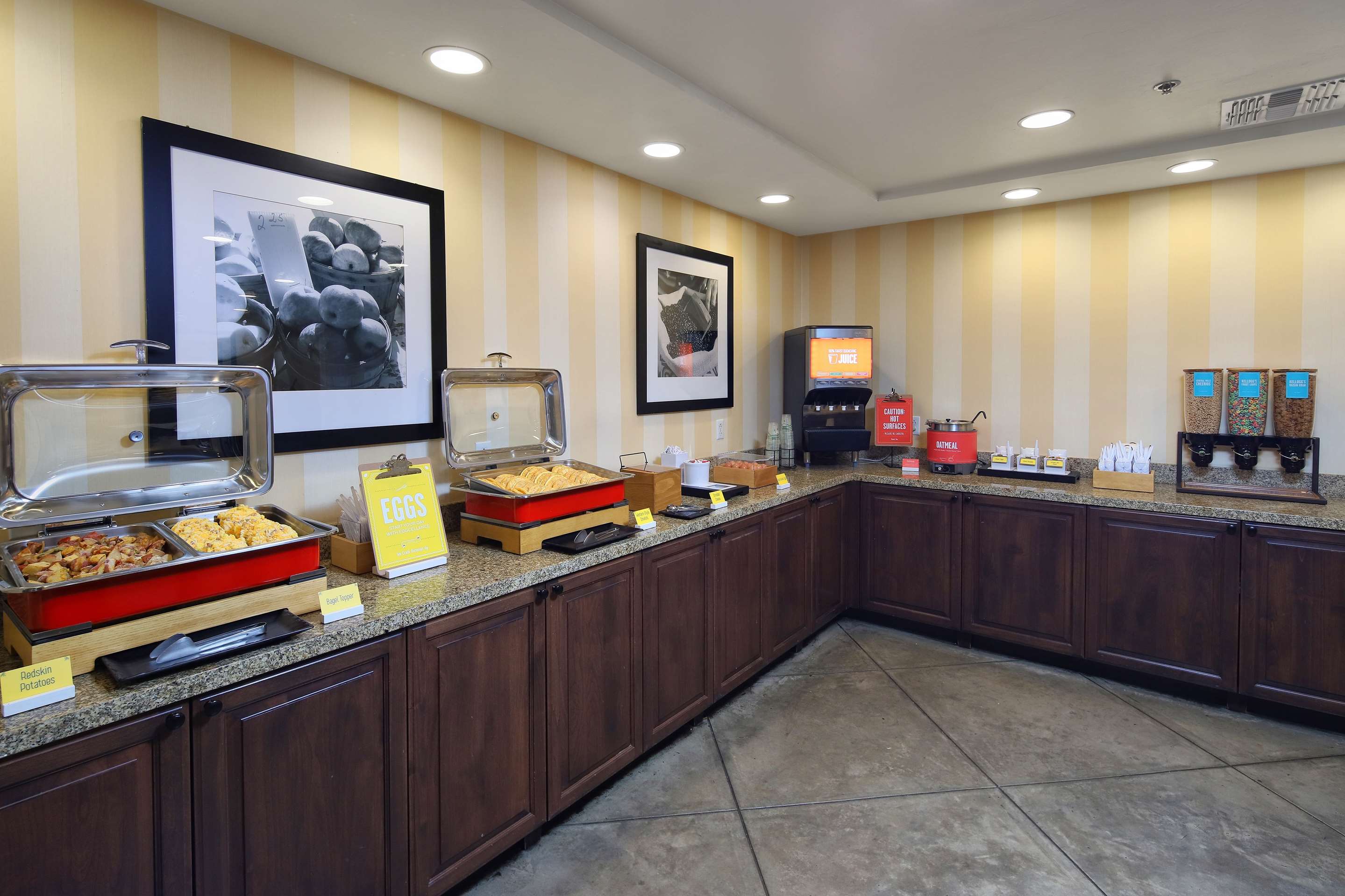 Breakfast Area | Hampton Inn & Suites Tucson-Mall