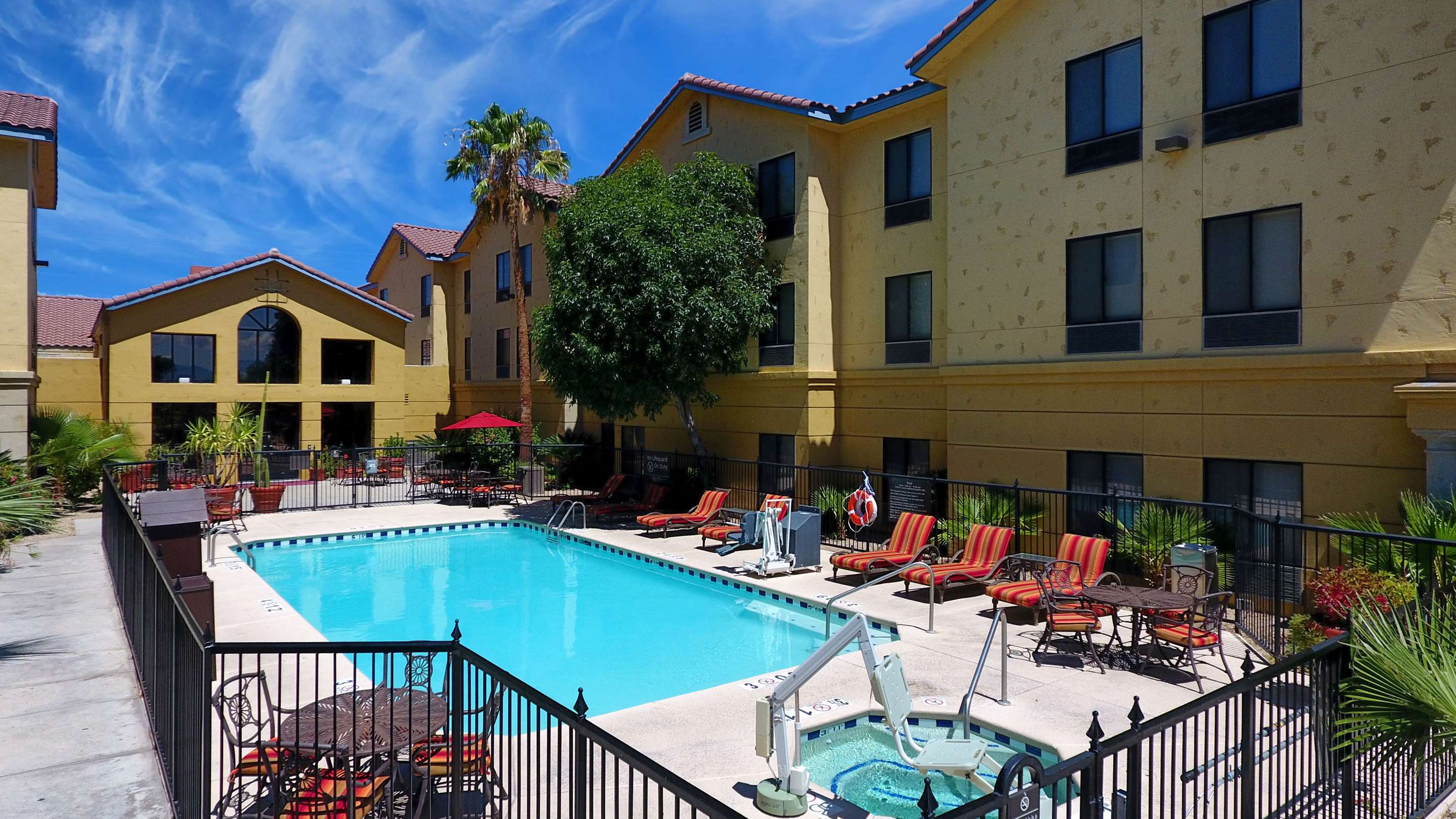 Pool | Hampton Inn & Suites Tucson-Mall