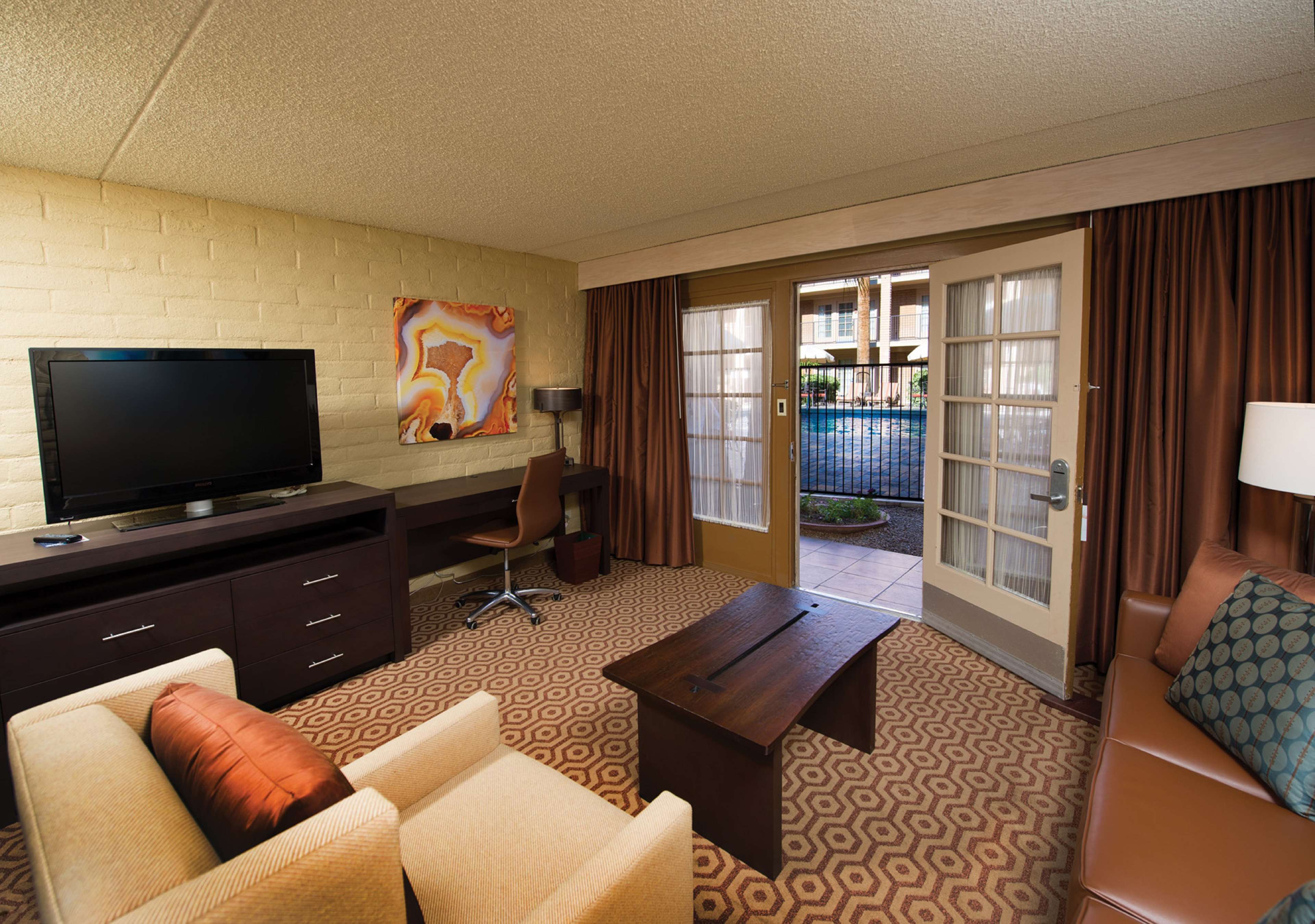 DoubleTree Suites by Hilton Tucson-Williams Center Room Type - 2QUEEN 2ROOM POOLSIDE STE