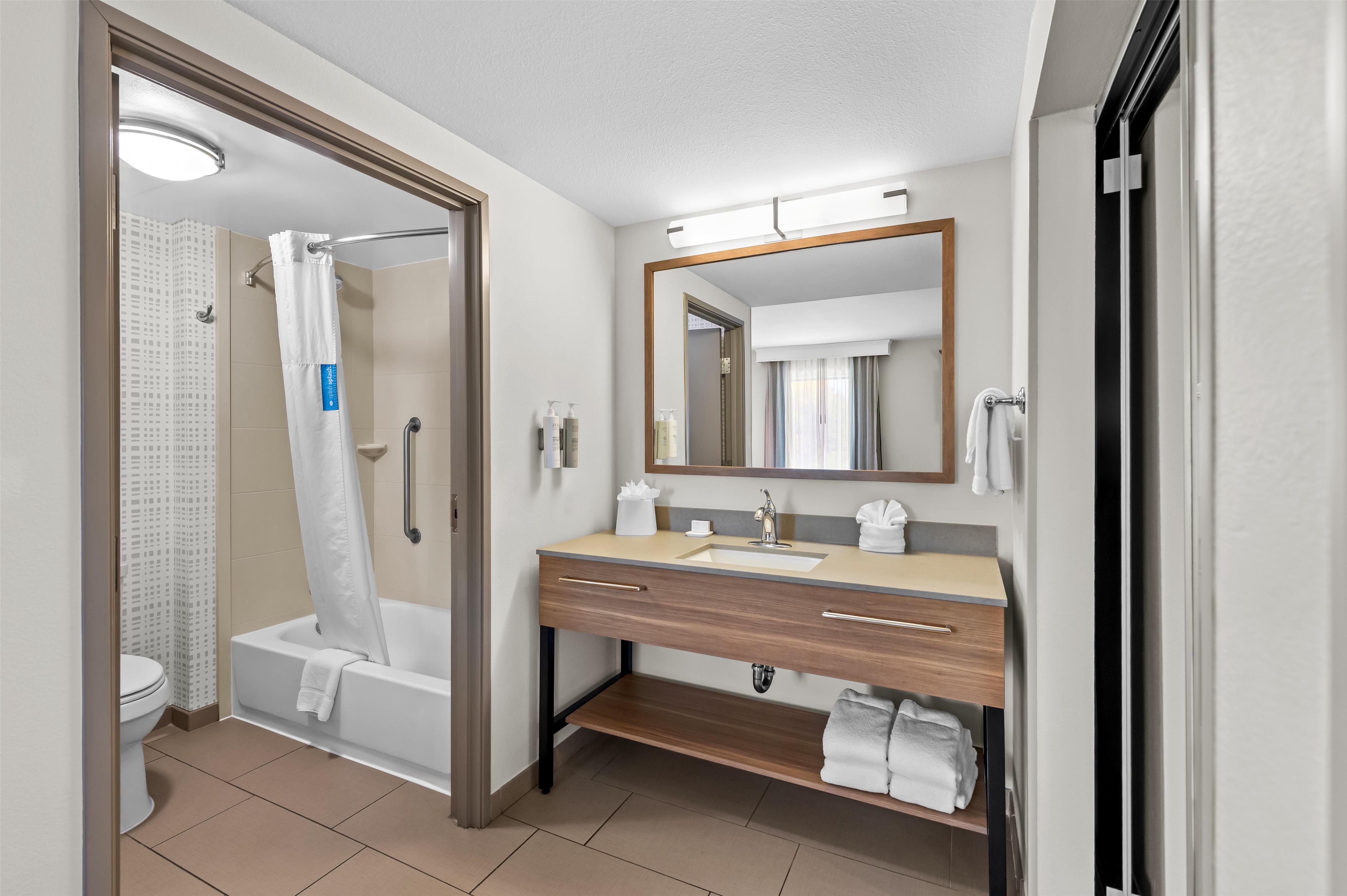 Guest room bath