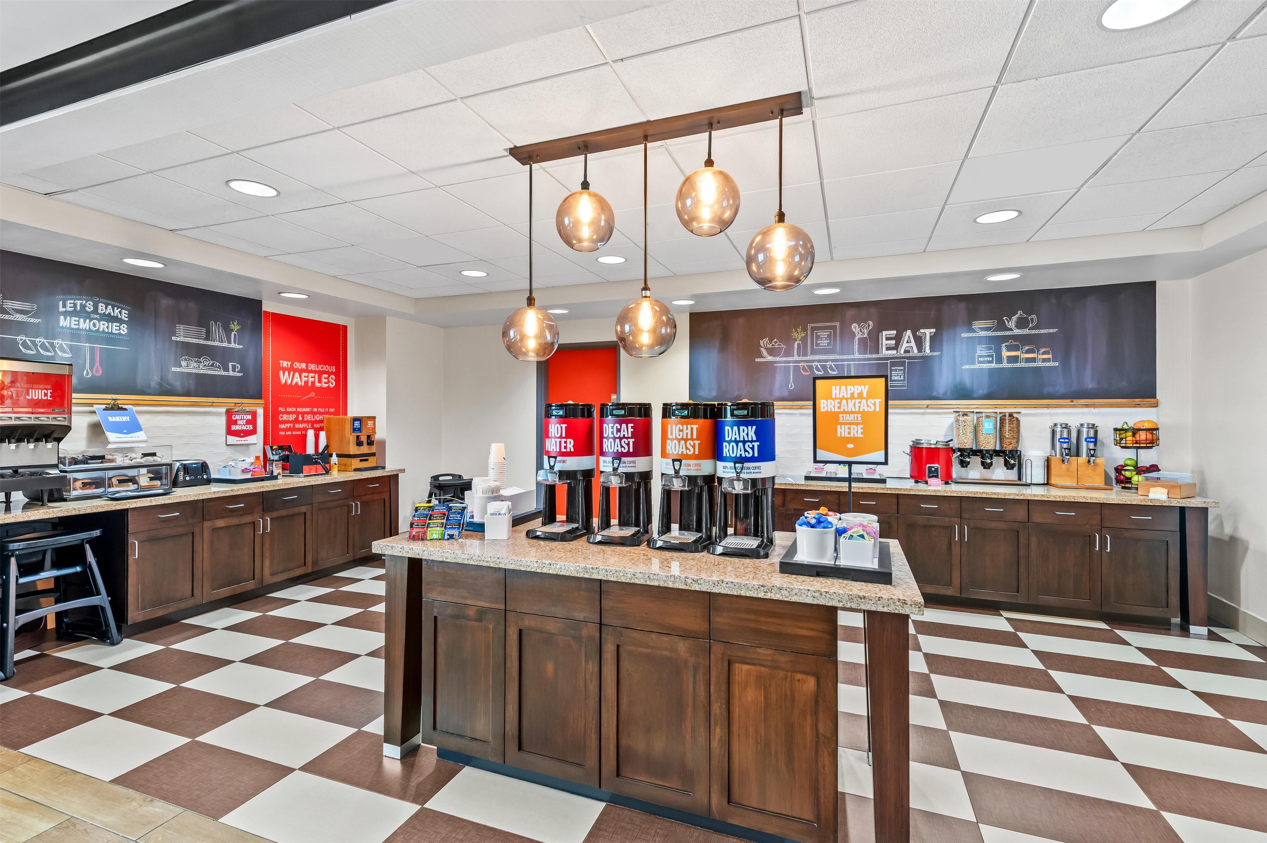 Breakfast Area | Hampton Inn Texarkana Arkansas