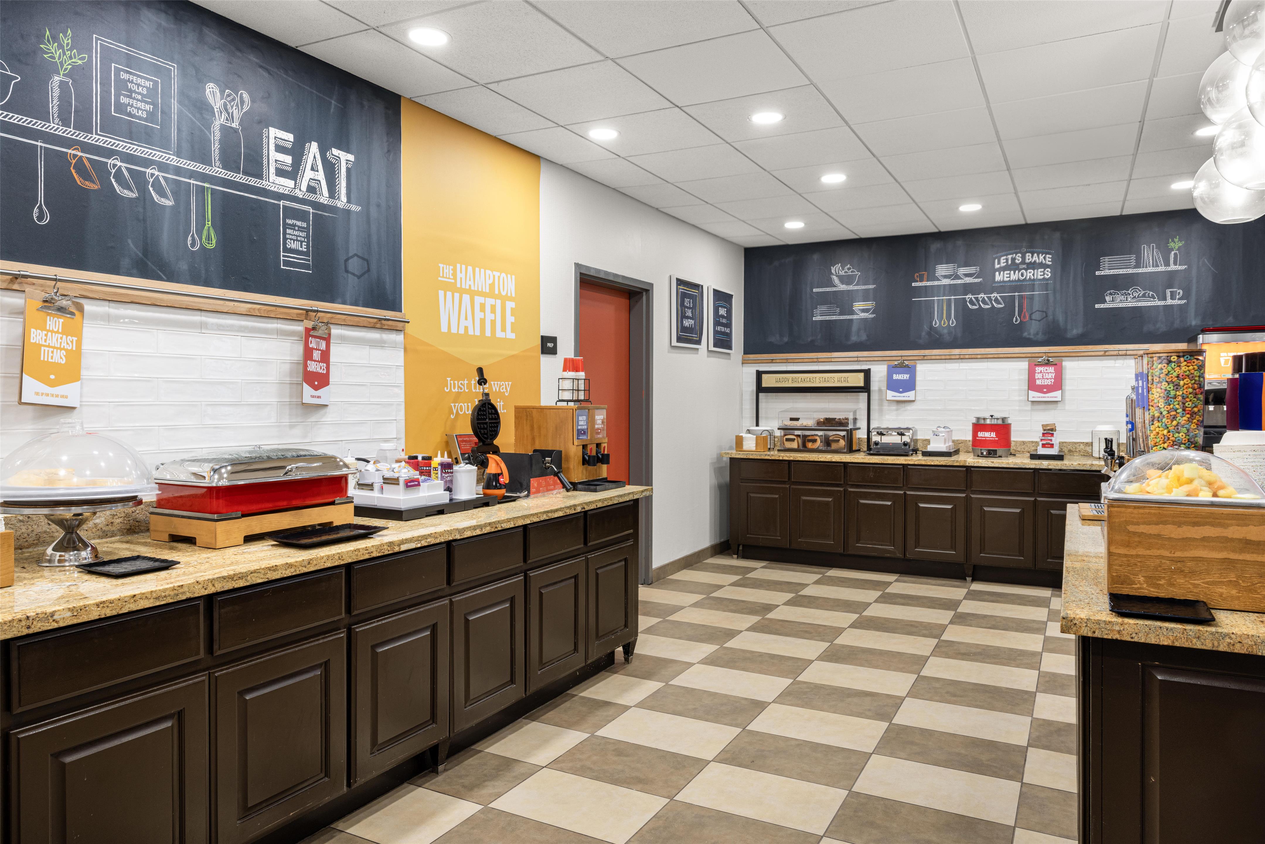 Breakfast Area | Hampton Inn & Suites Hope