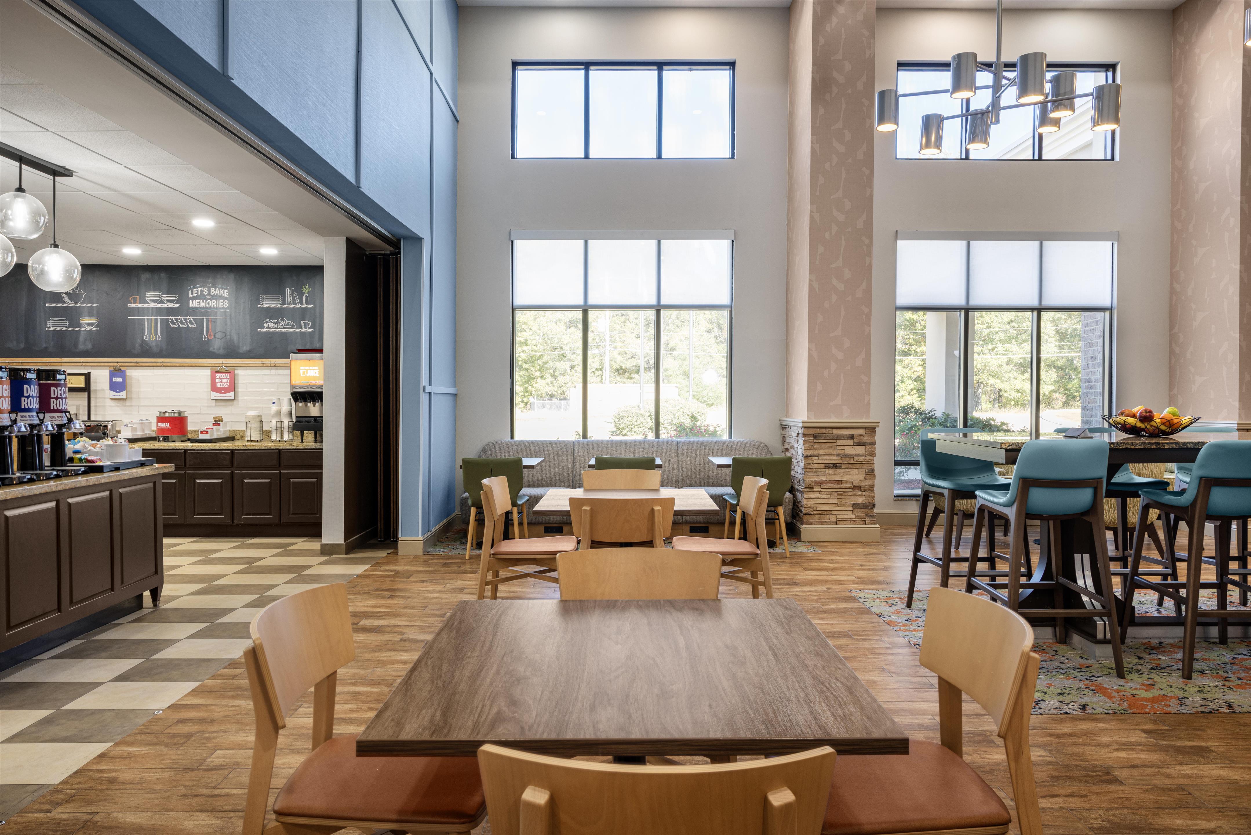Breakfast Area | Hampton Inn & Suites Hope