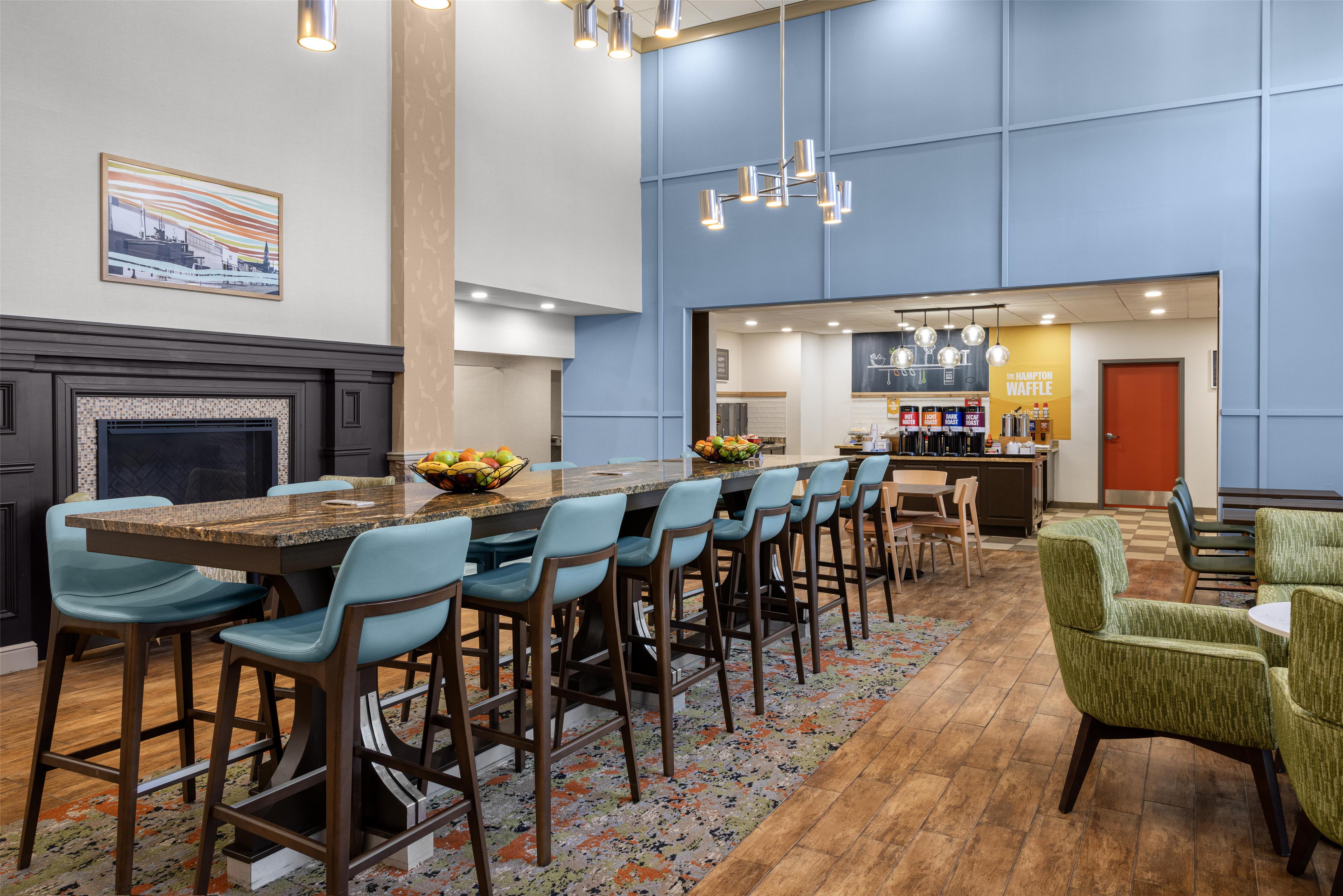 Breakfast Area | Hampton Inn & Suites Hope