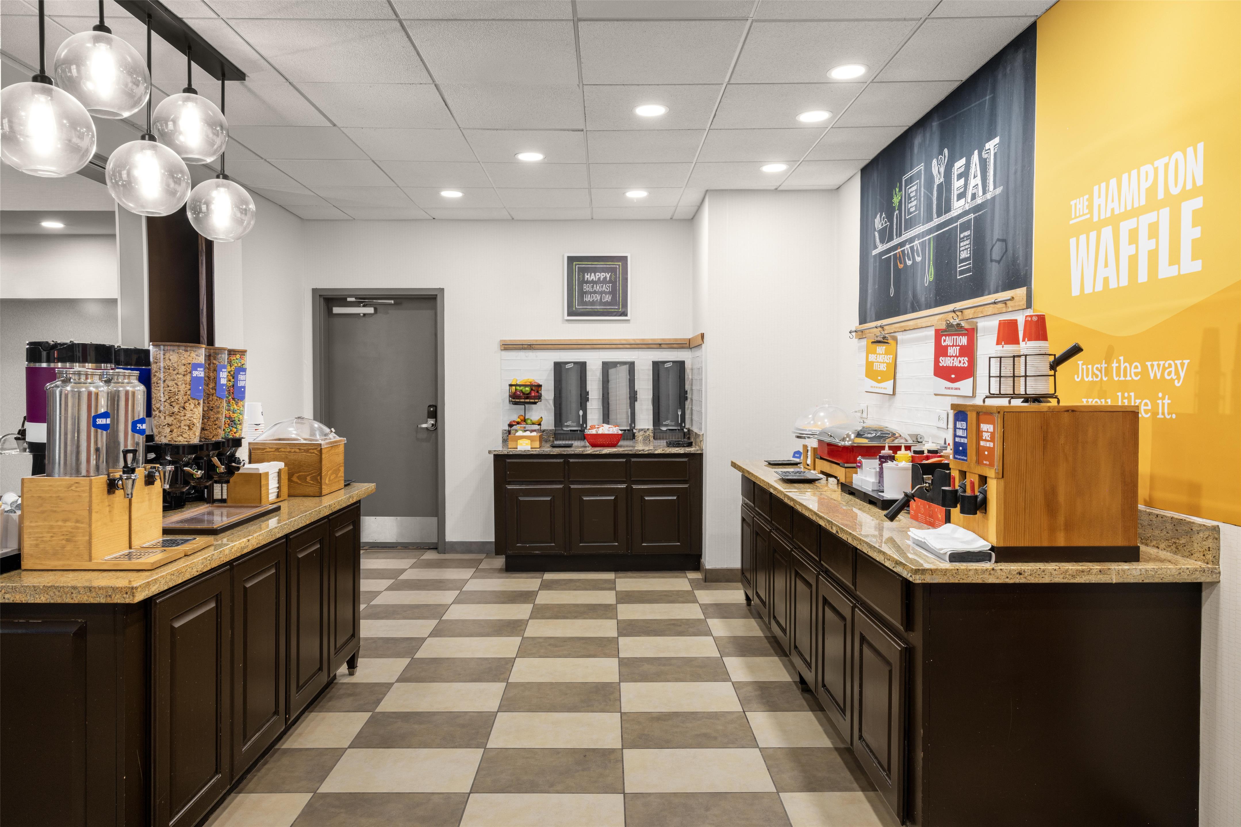 Breakfast Area | Hampton Inn & Suites Hope