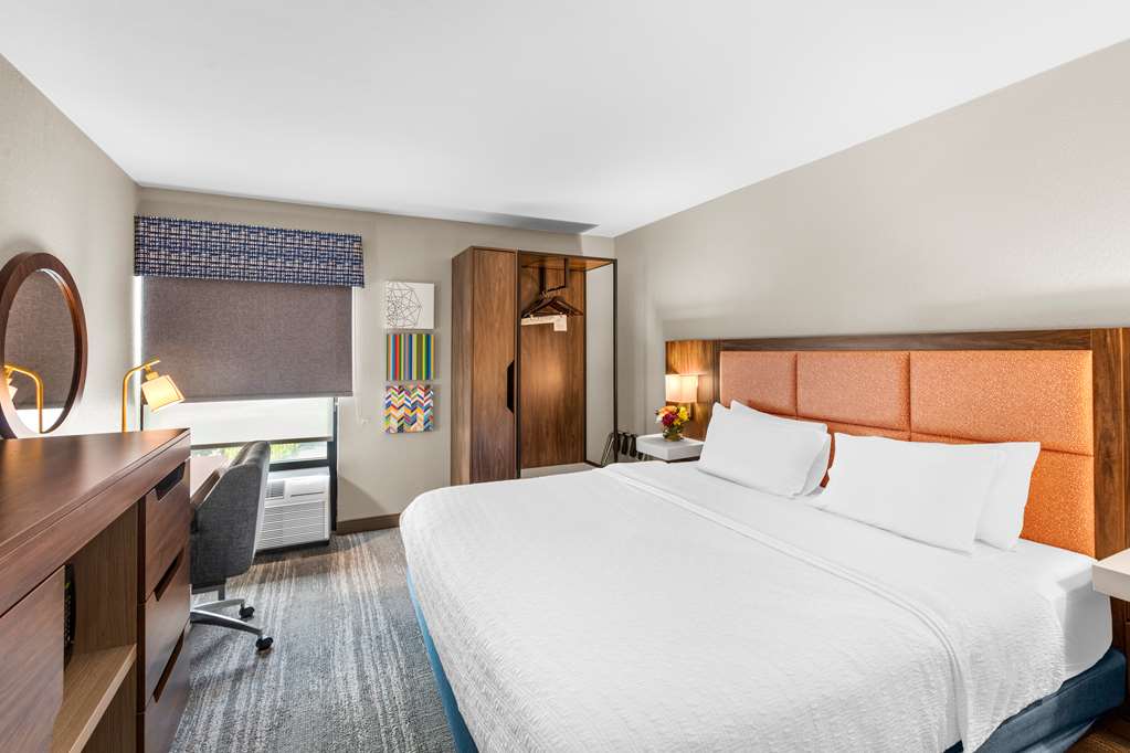 Hampton Inn Knoxville Airport-guestroom-Guest Room,On-Site.jpg