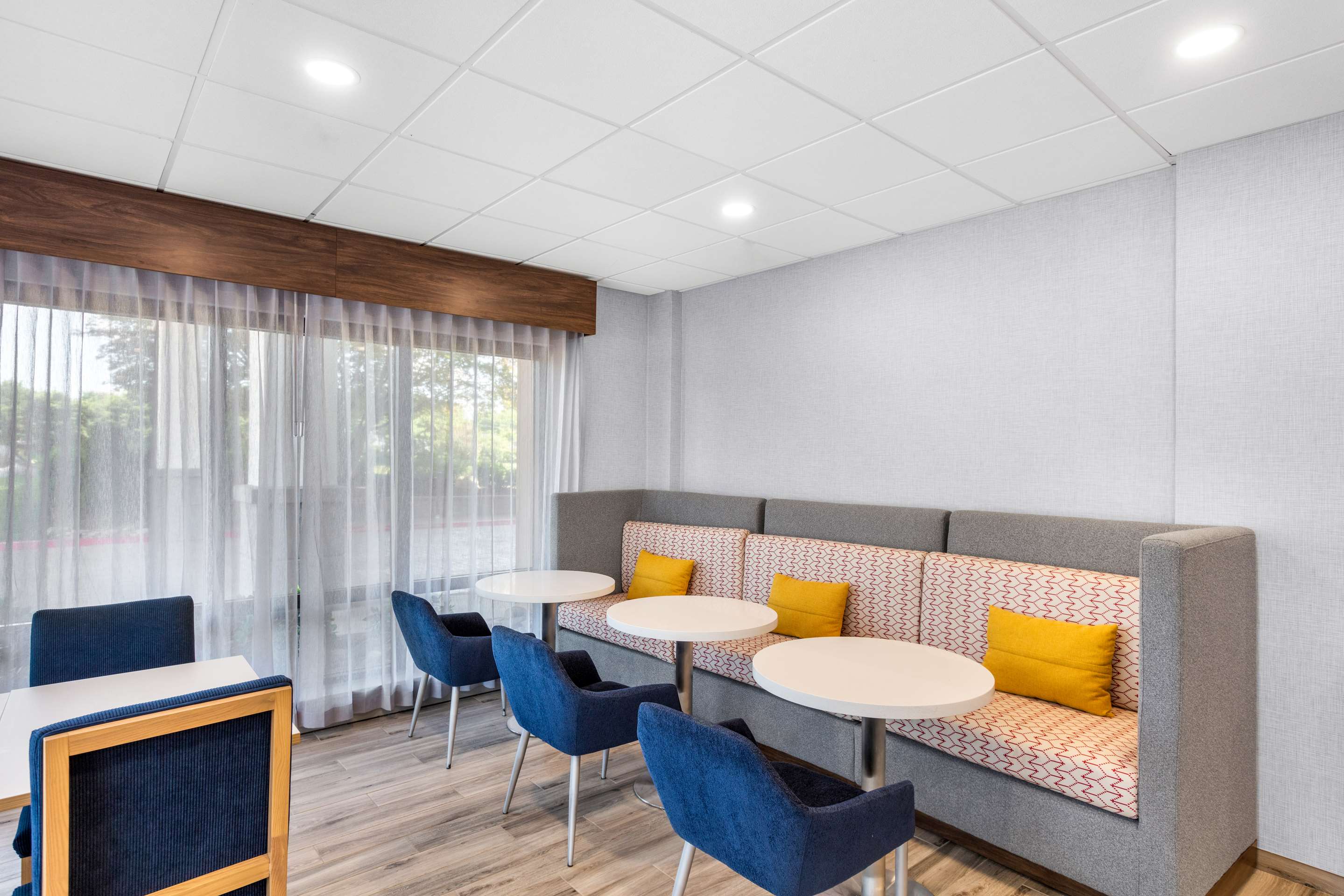 Breakfast Area | Hampton Inn Knoxville - Airport