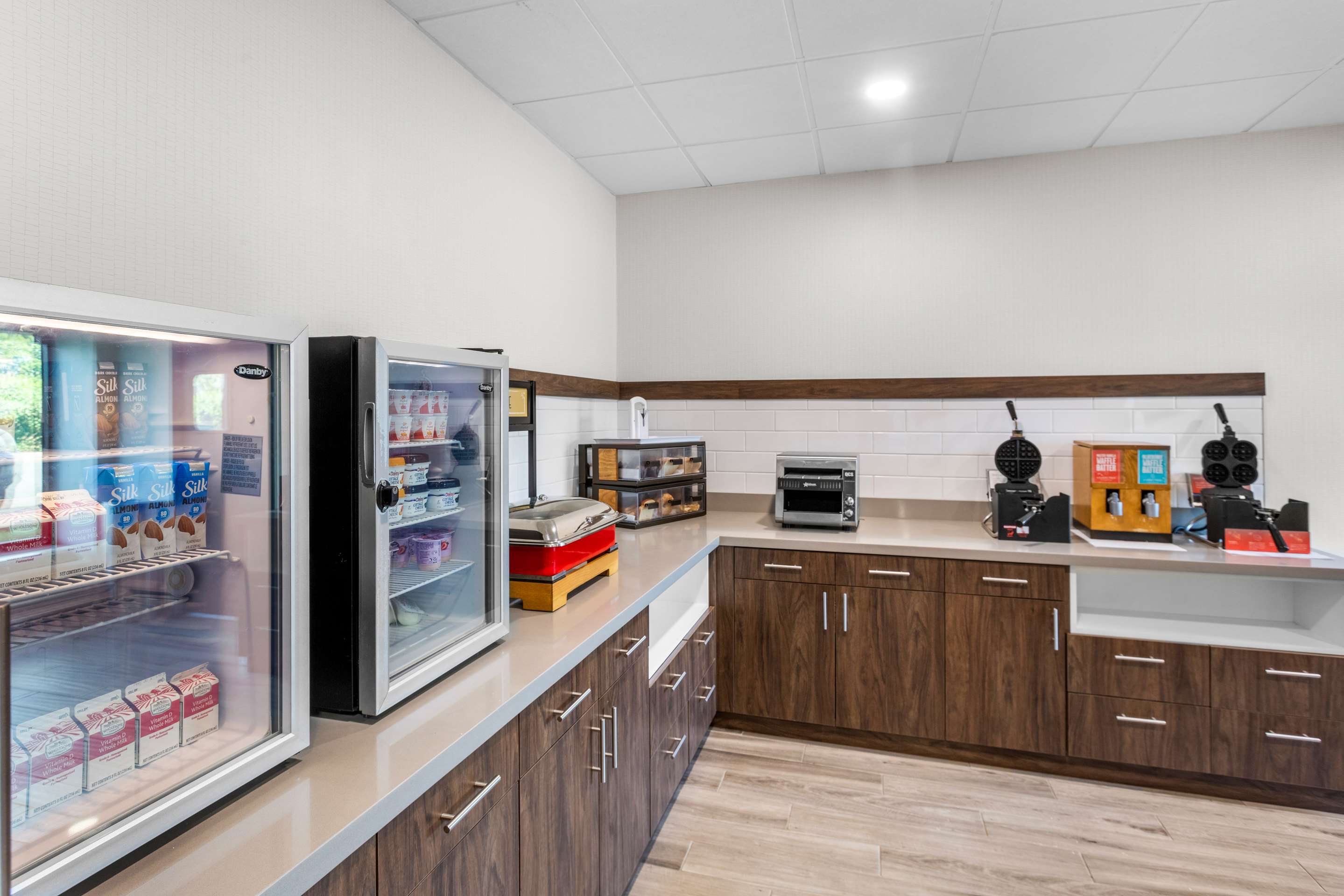 Breakfast Area | Hampton Inn Knoxville - Airport