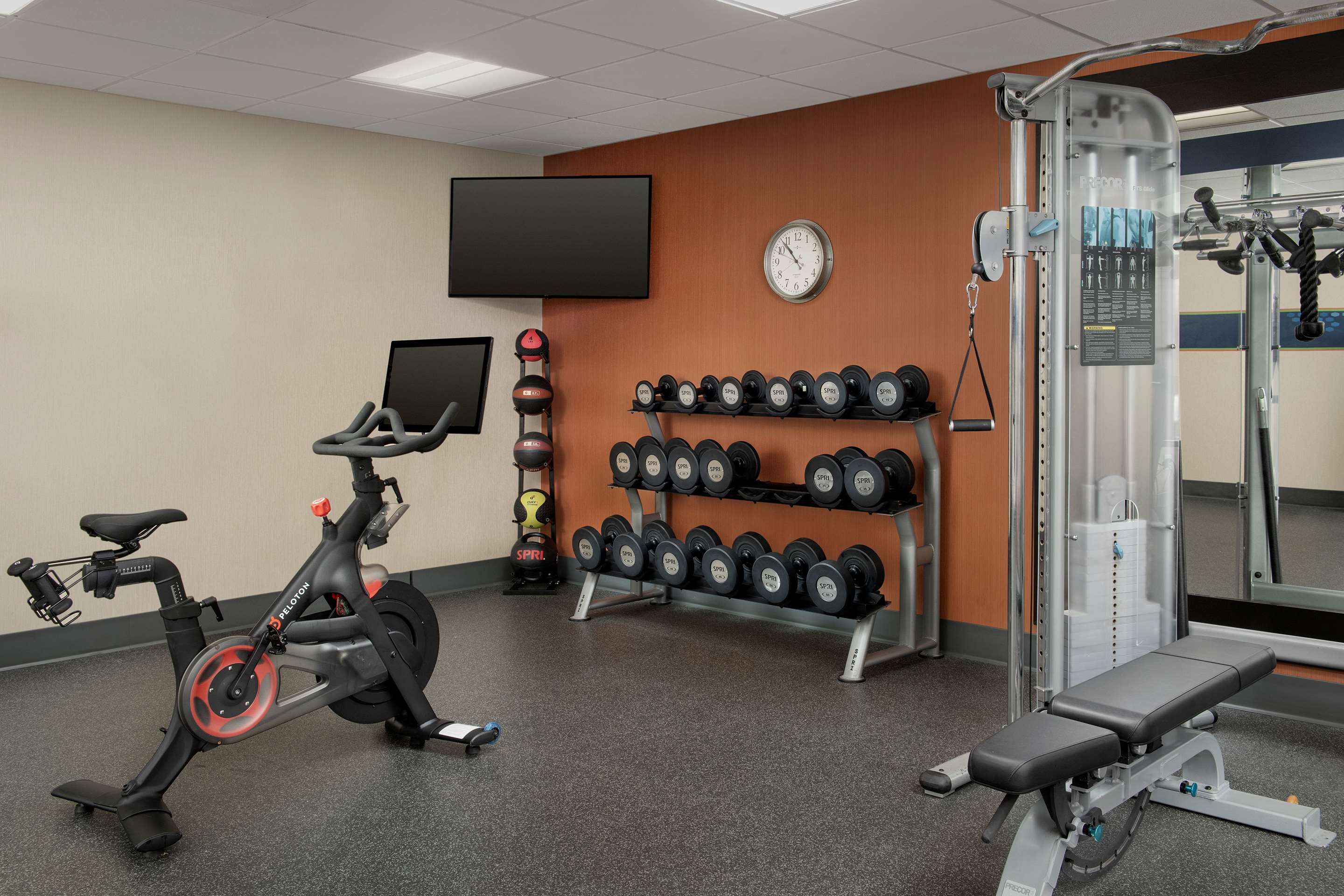 Health club fitness center gym | Hampton Inn Clinton