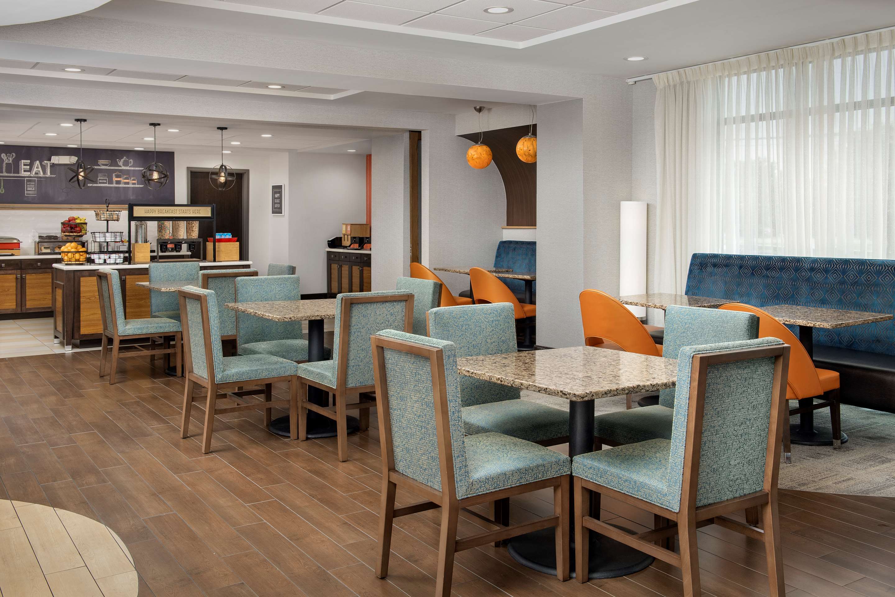 Breakfast Area | Hampton Inn Clinton