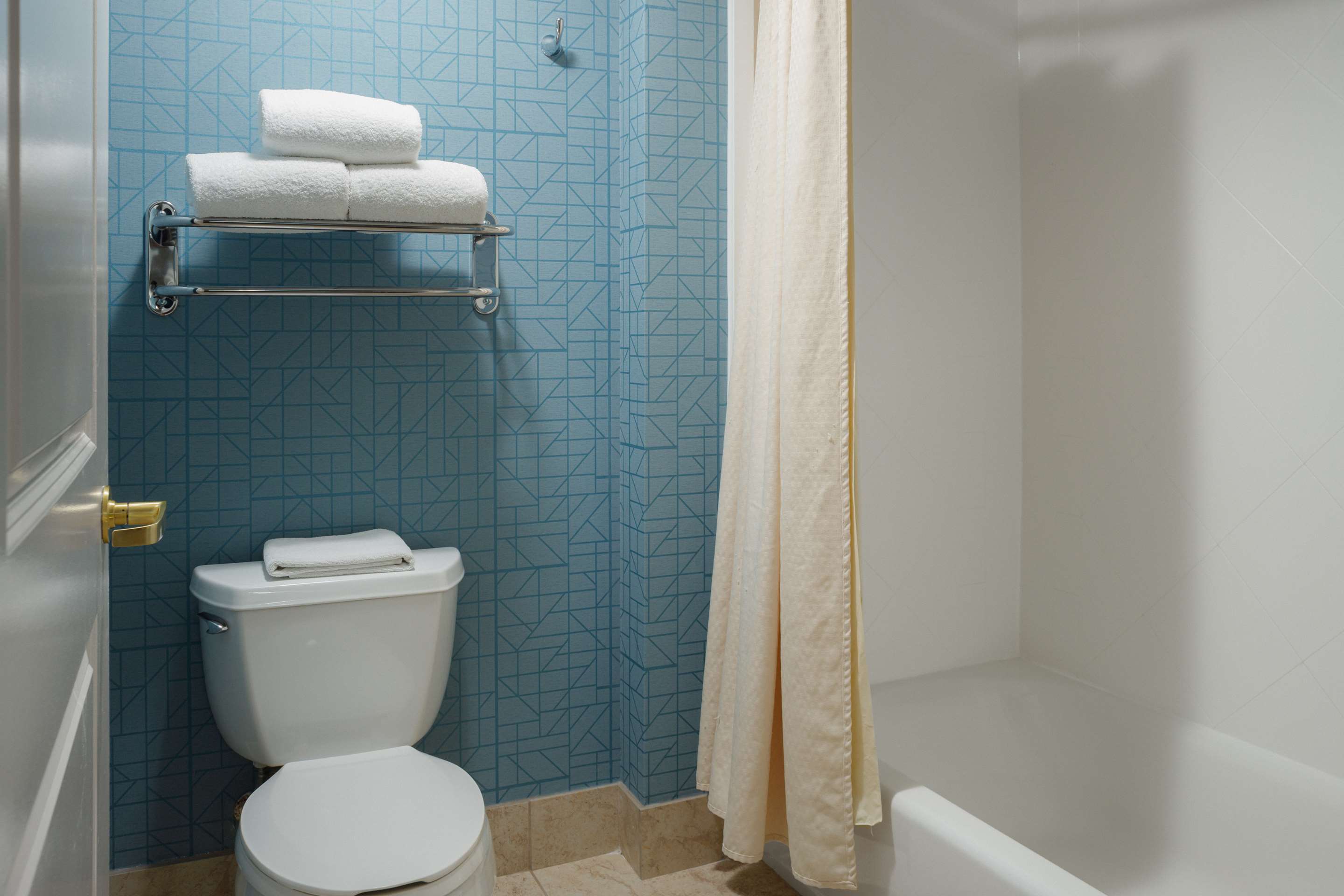 Guest room bath
