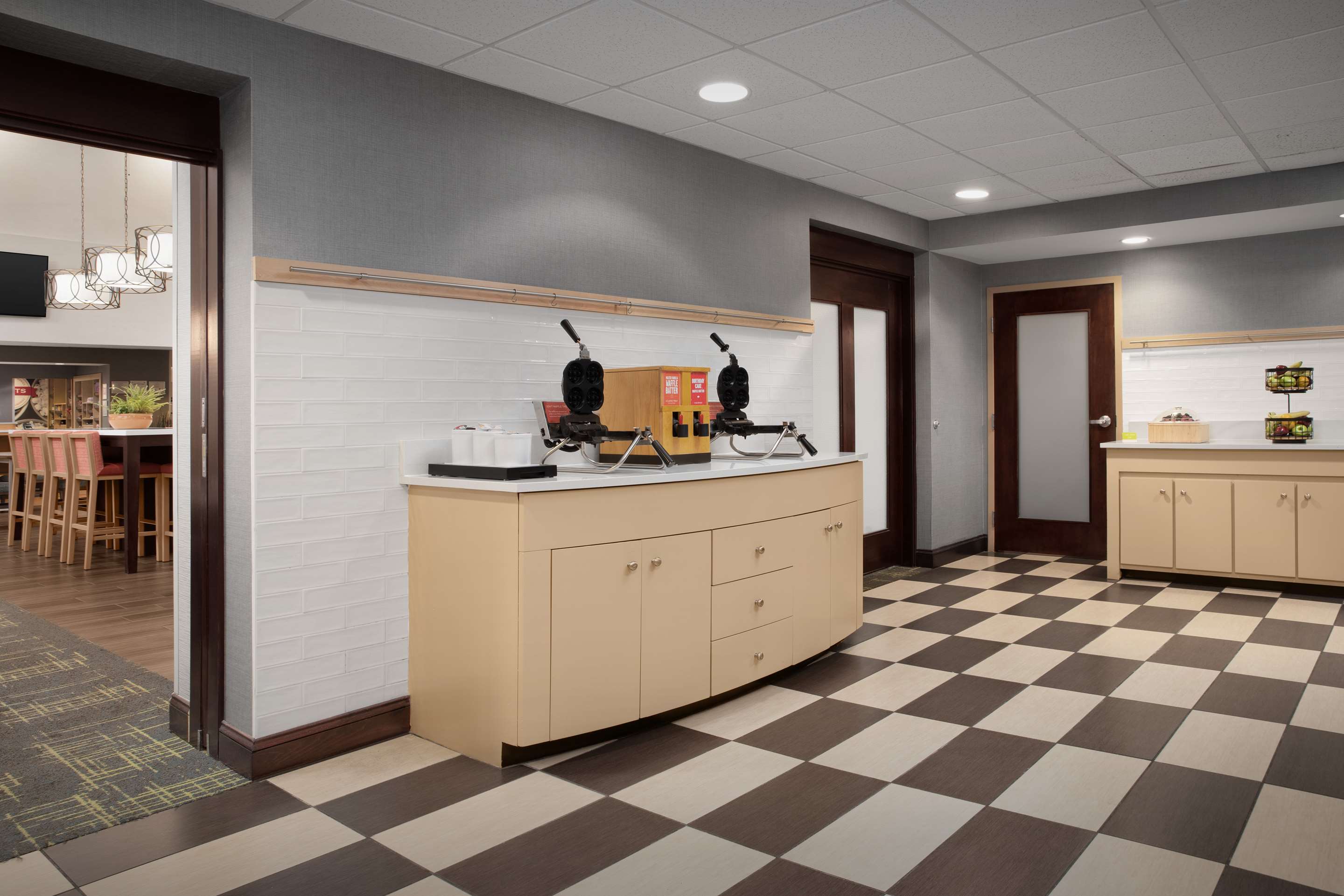 Breakfast Area | Hampton Inn & Suites-Knoxville/North I-75