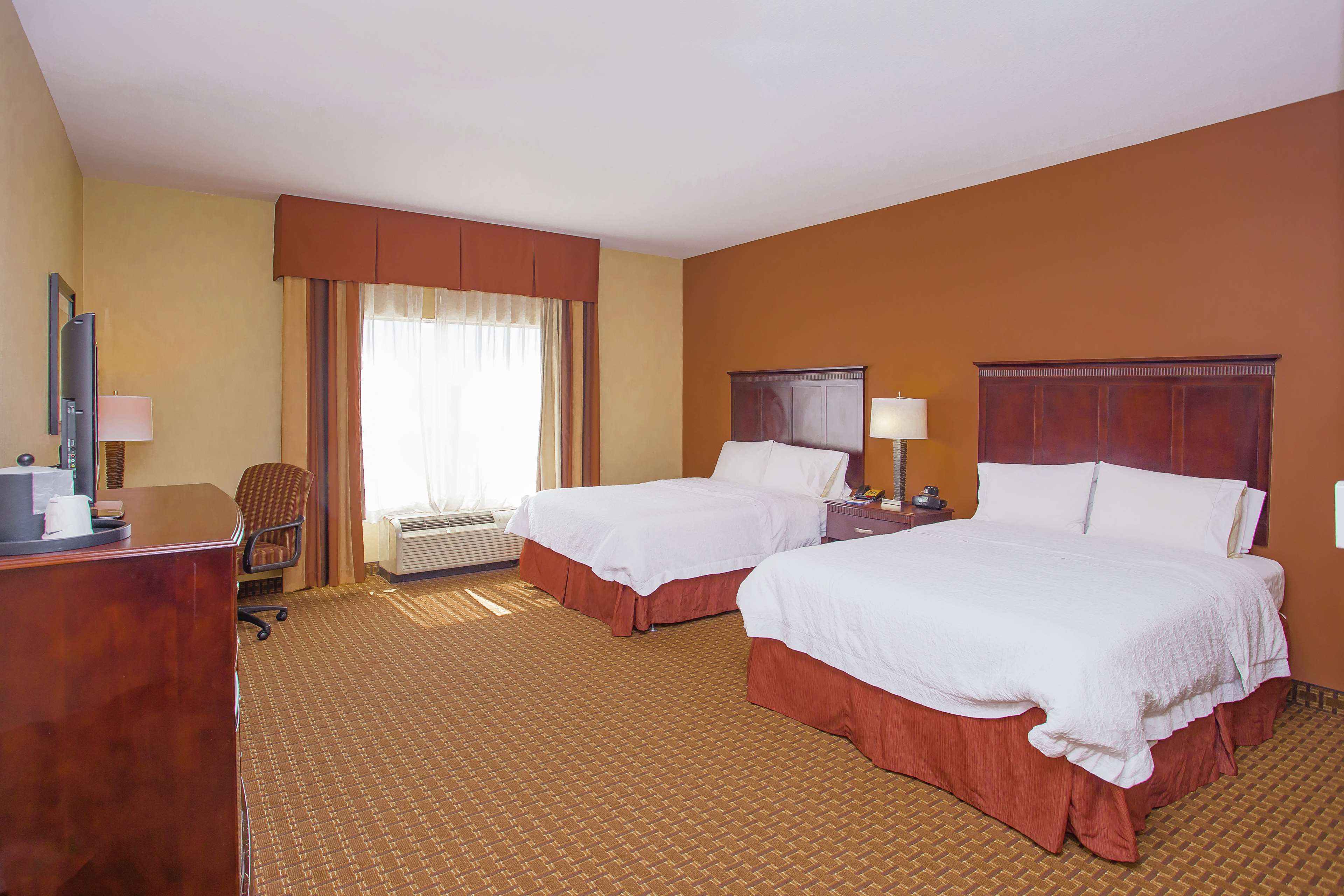 Hampton Inn & Suites Sevierville at Stadium Drive Room Type - 2 QNS ACCESSIBLE W TUB NS