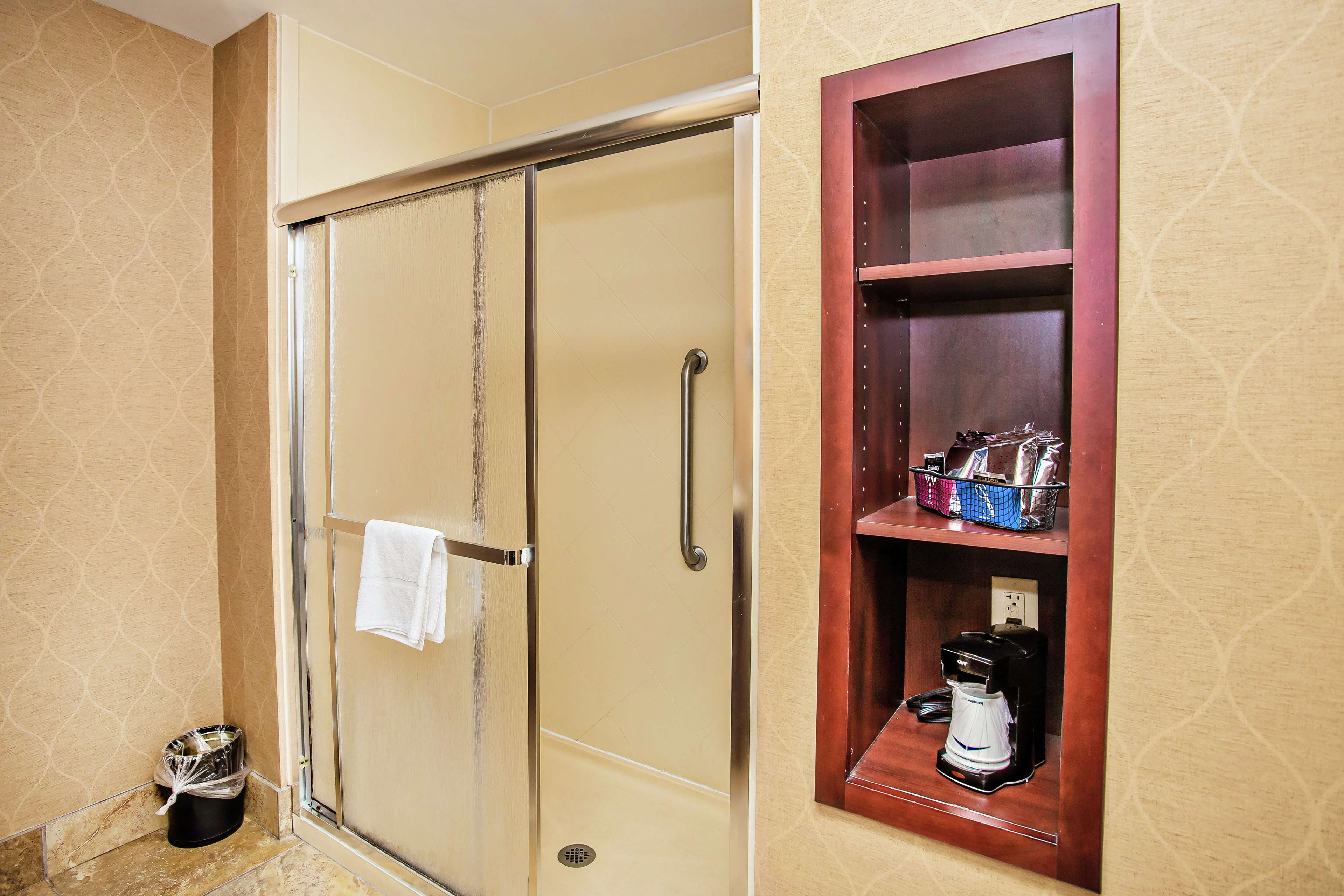 Hampton Inn & Suites Sevierville at Stadium Drive Room Type - 1 KING BED NONSMOKING