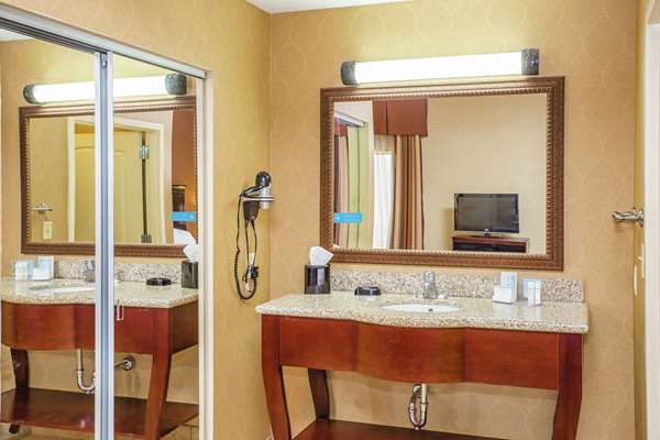  - Hampton Inn & Suites Kodak - I-40, Exit 407
