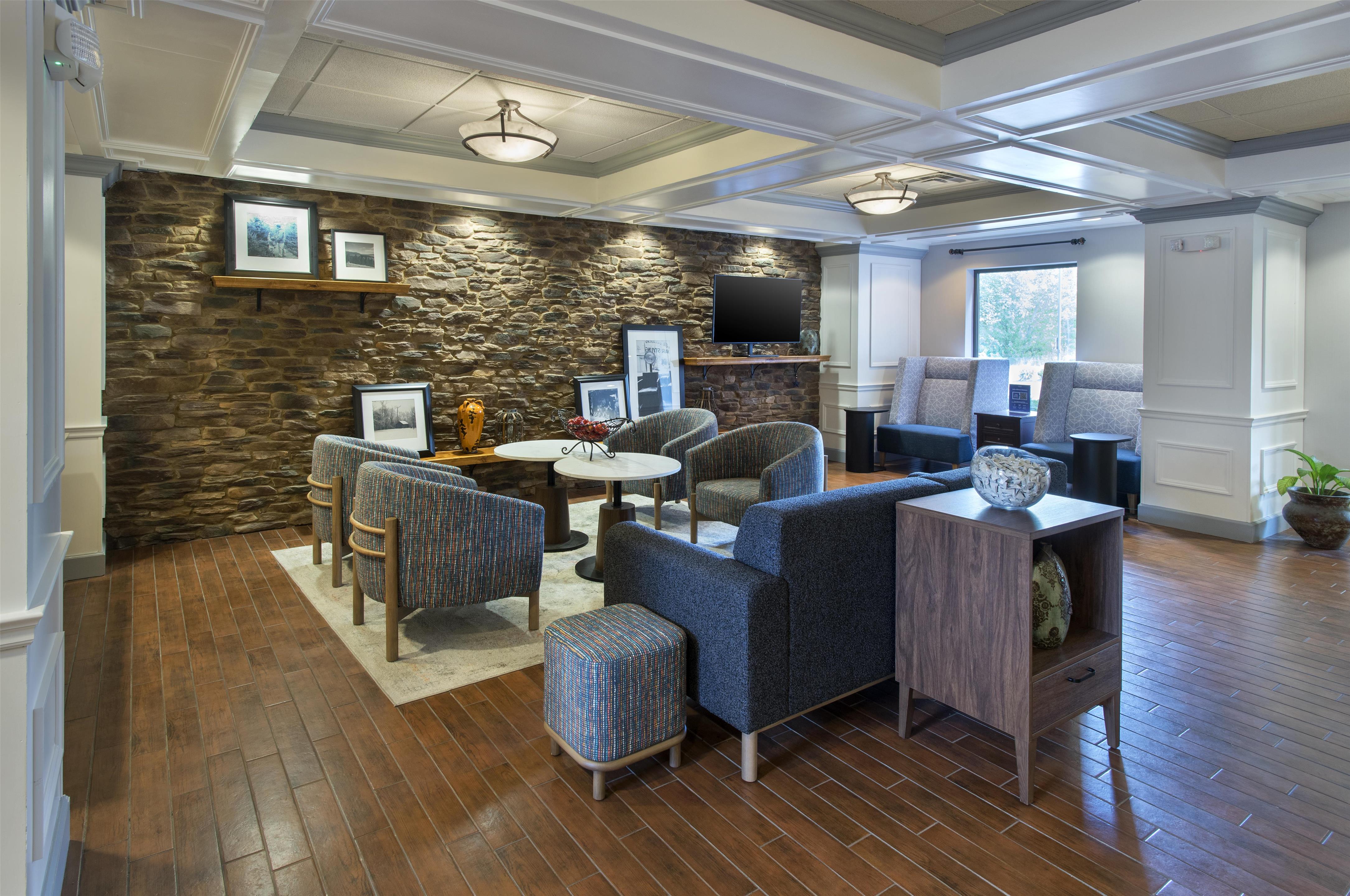 Lobby | Hampton Inn and Suites New Hartford/Utica