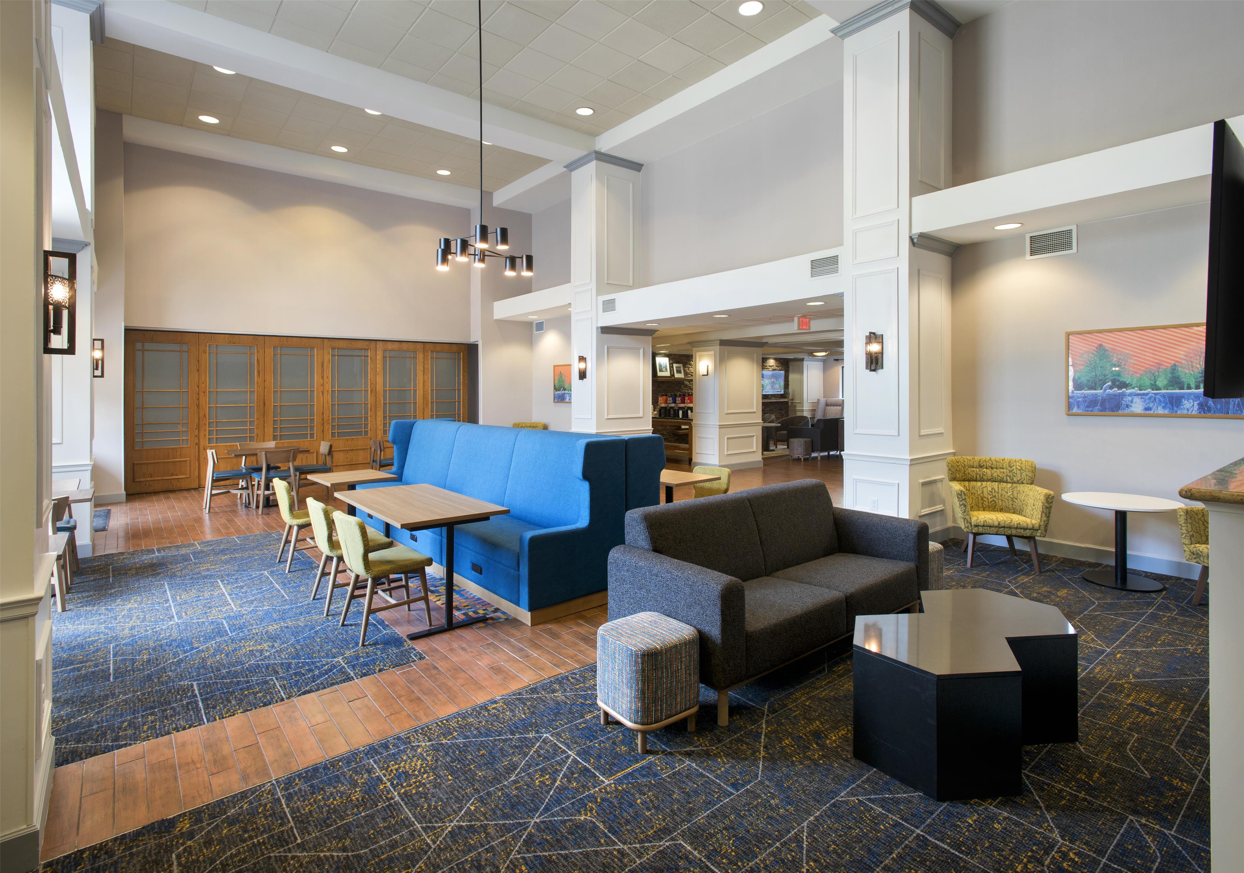 Lobby | Hampton Inn and Suites New Hartford/Utica
