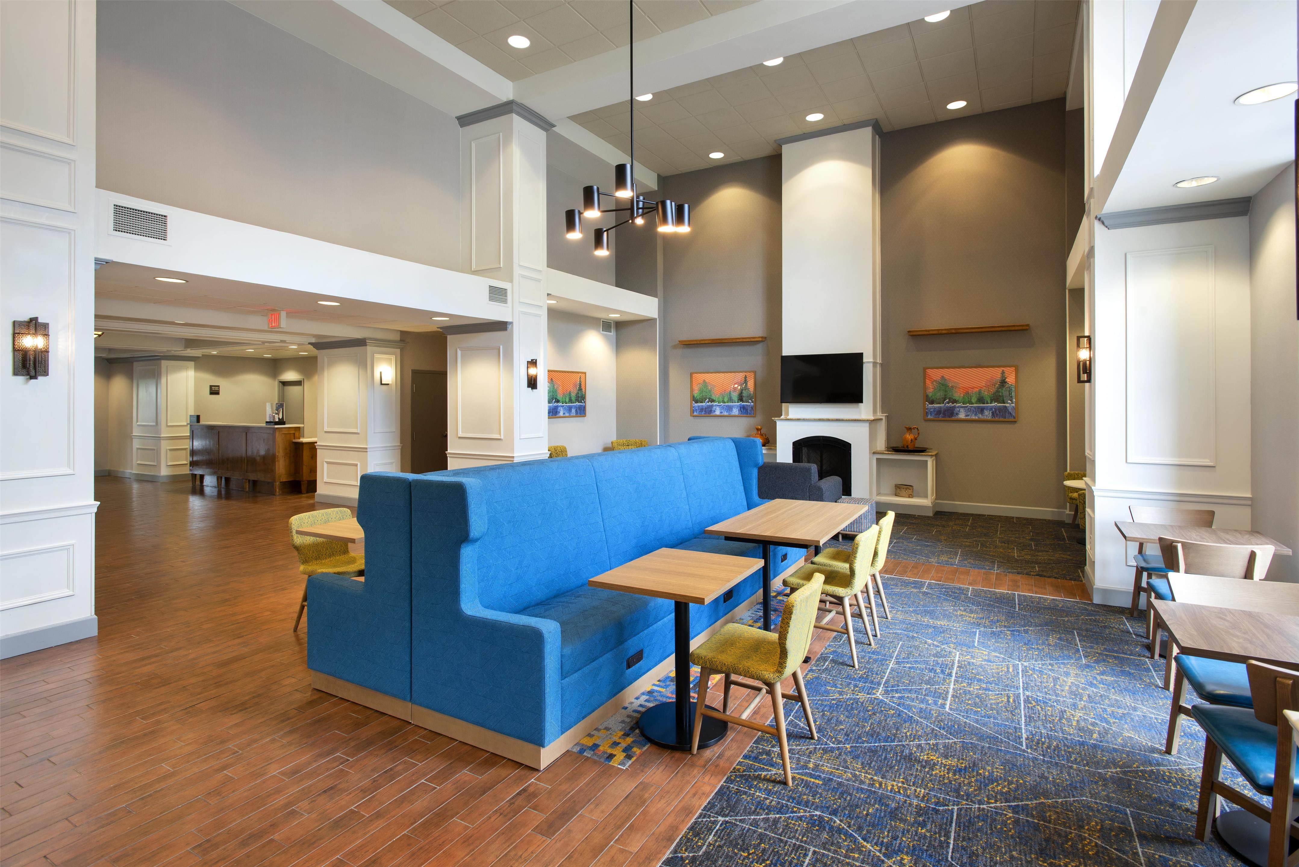 Lobby | Hampton Inn and Suites New Hartford/Utica