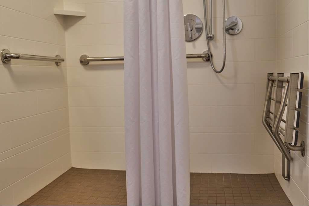 Hampton Inn Uniontown-guestroom-Guest Room,Bathroom,On-Site.jpg