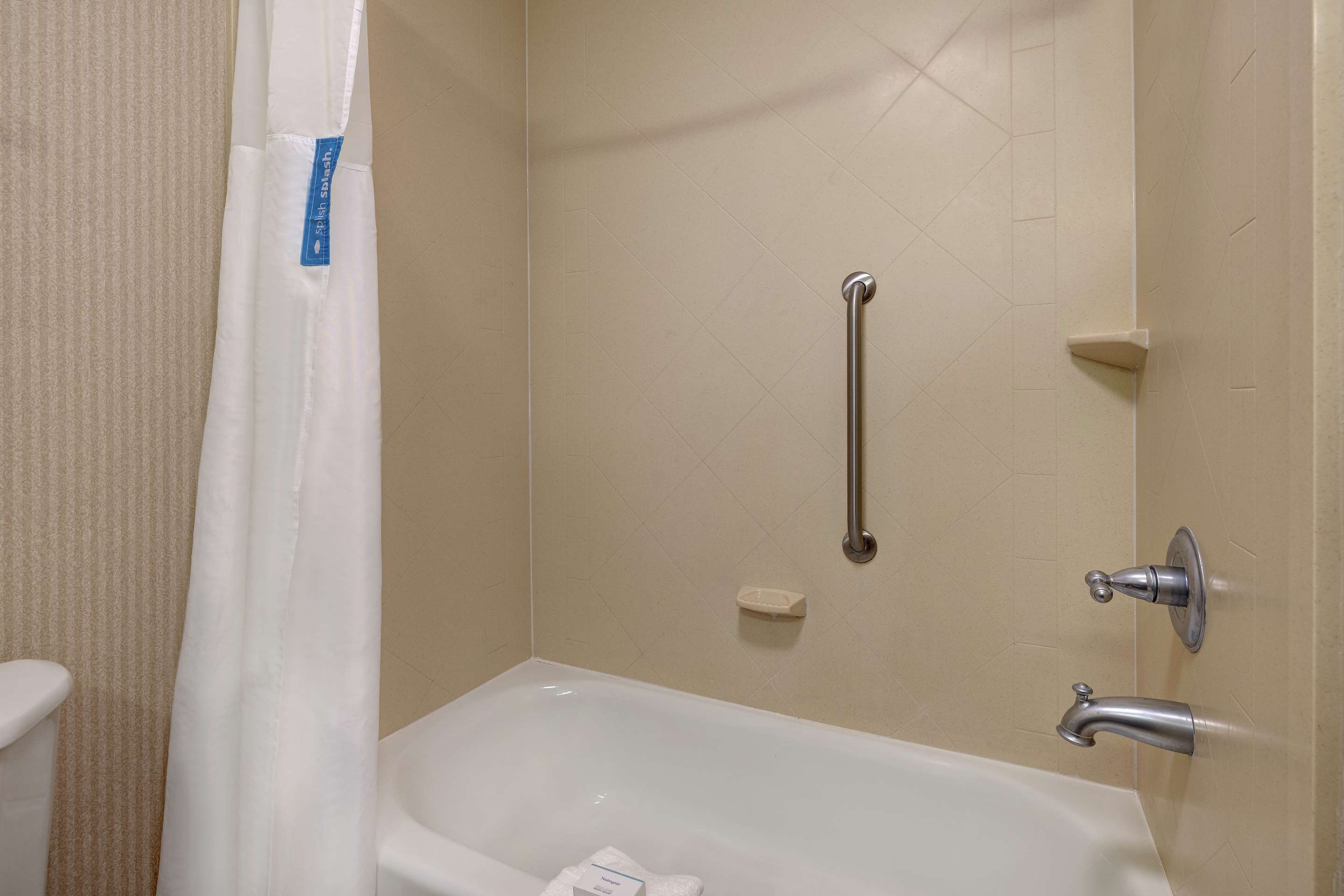 Guest room bath