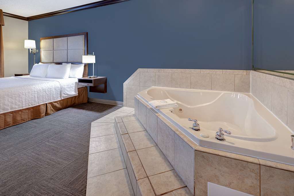 Hampton Inn Victoria, TX-guestroom-Guest Room,On-Site.jpg