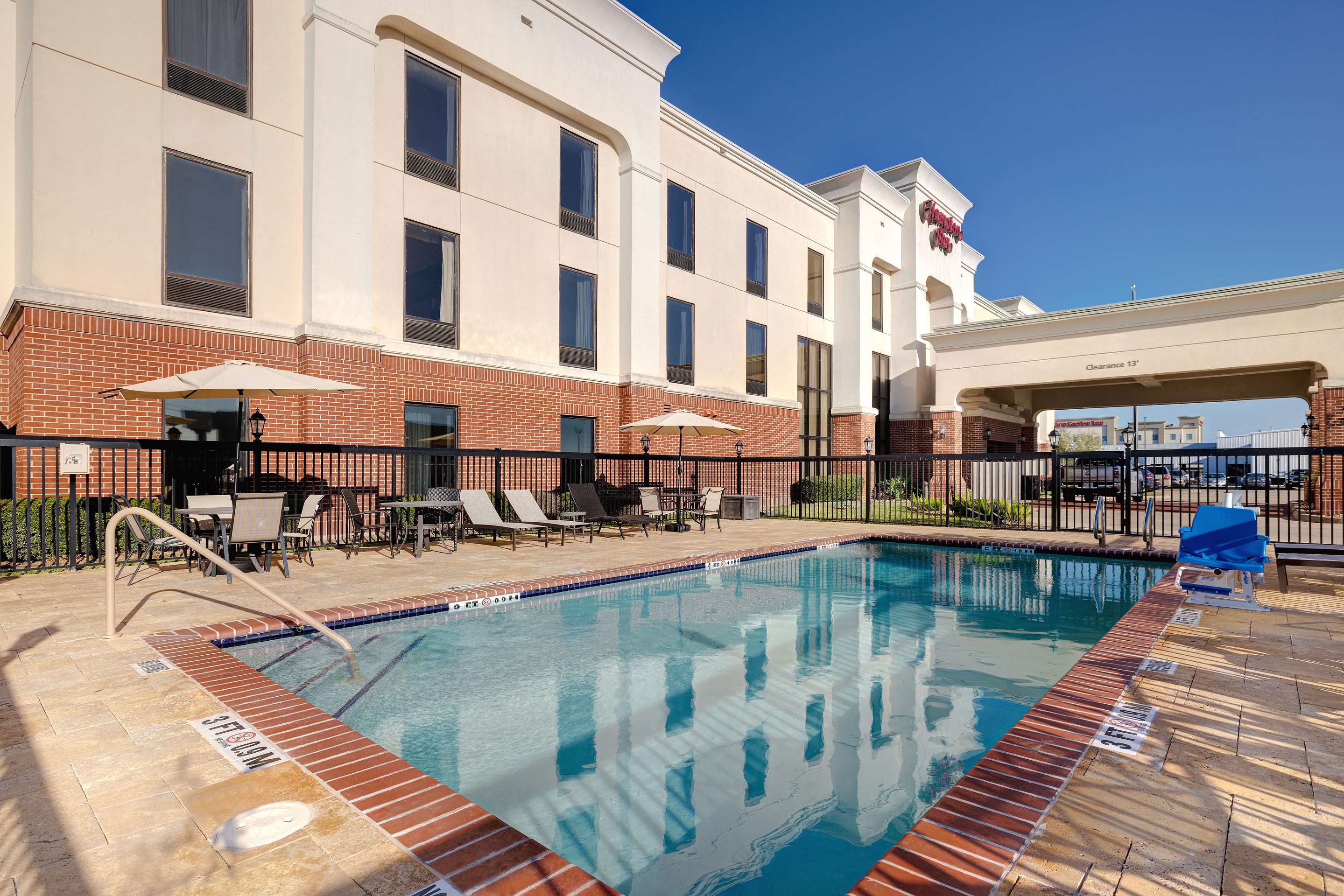 Pool | Hampton Inn Victoria