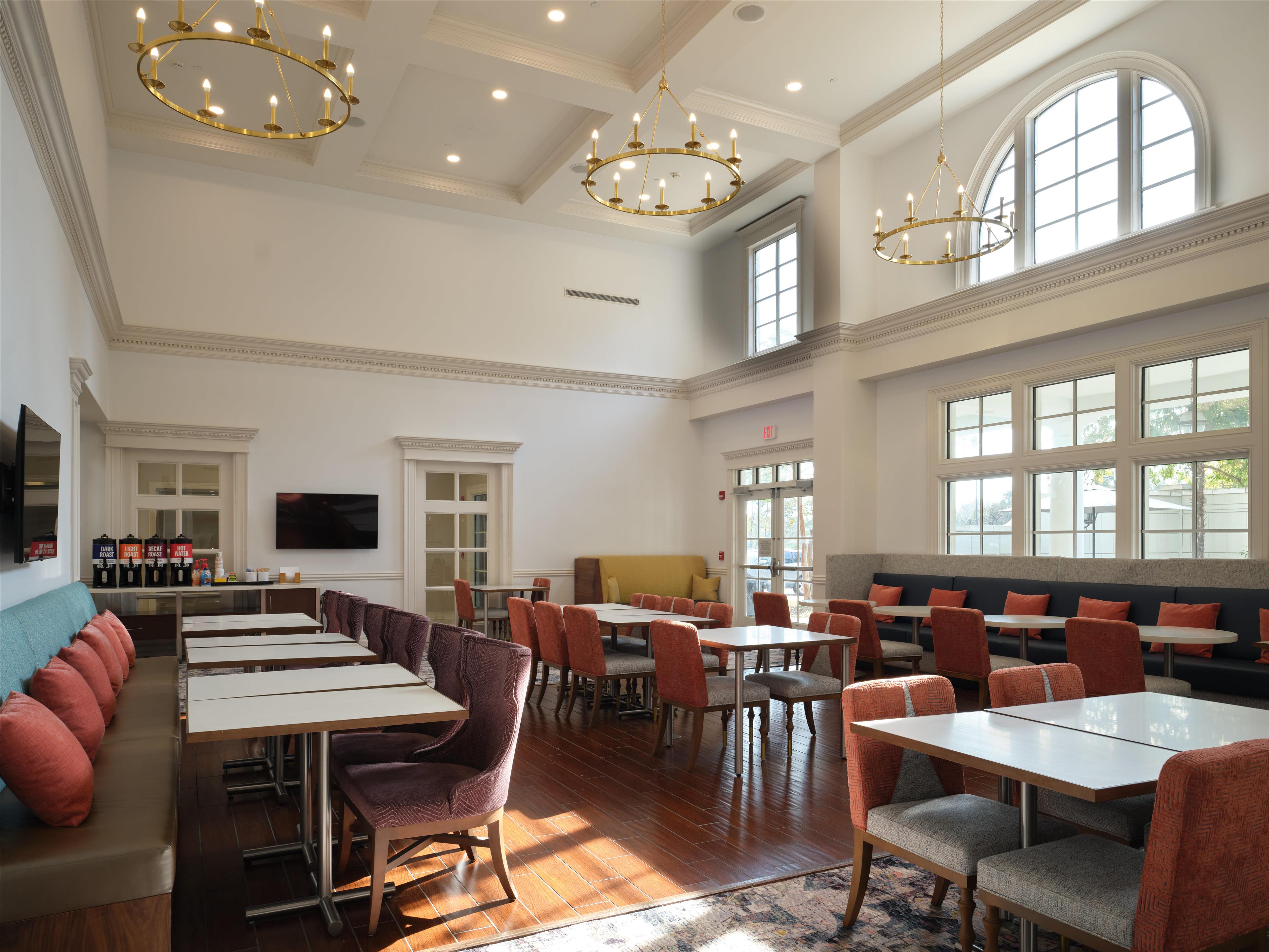 Breakfast Area | Hampton Inn & Suites Vicksburg