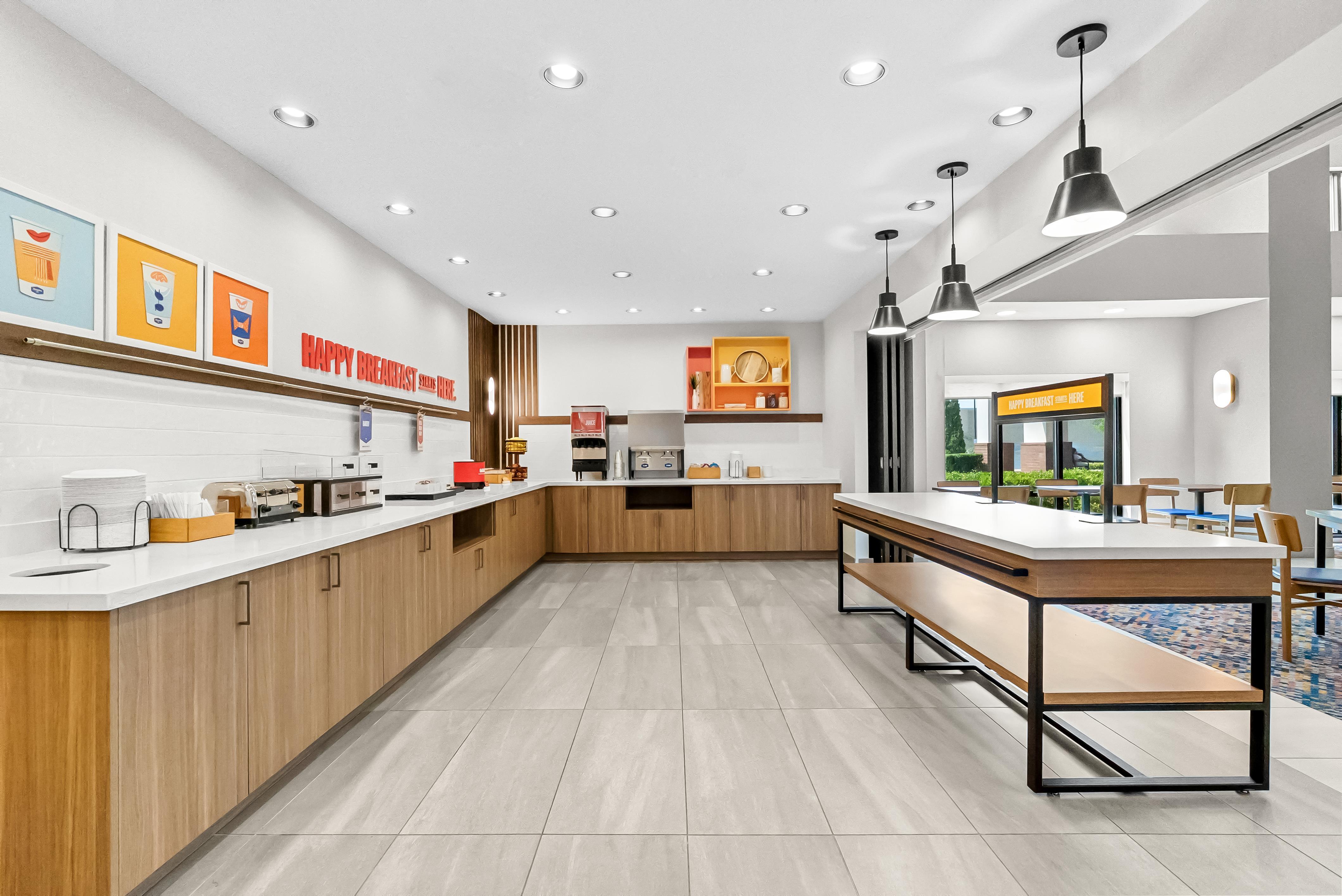 Breakfast Area | Hampton Inn & Suites Peru