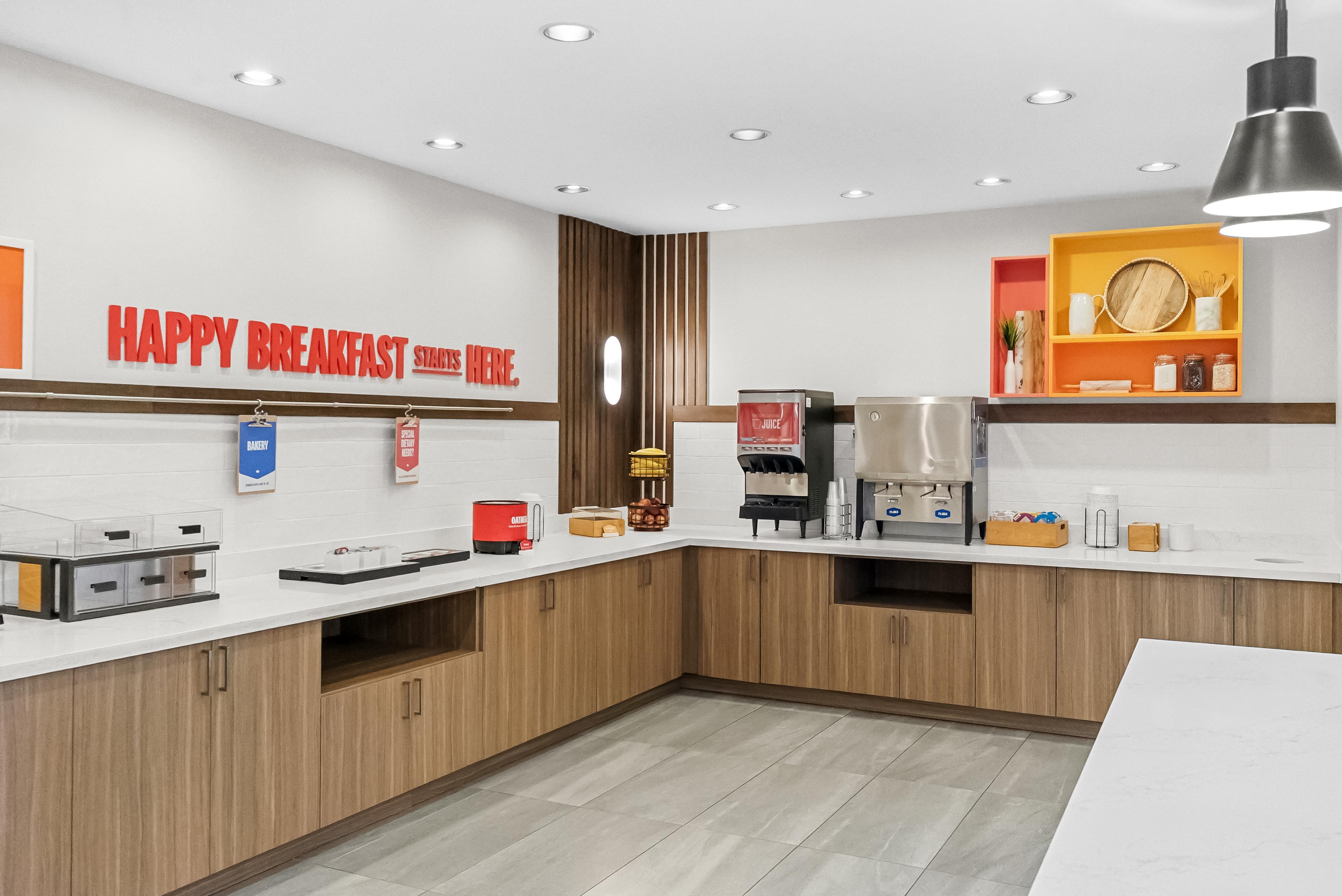 Breakfast Area | Hampton Inn & Suites Peru