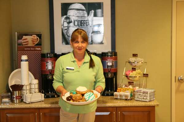 Restaurant - Hampton Inn & Suites Warren