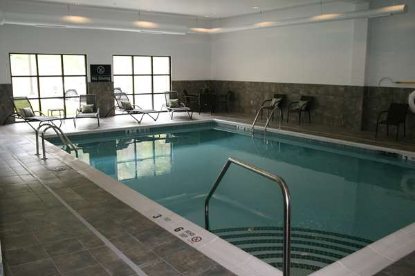 Pool - Hampton Inn & Suites Warren