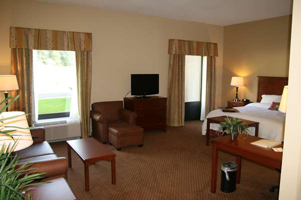  - Hampton Inn & Suites Warren