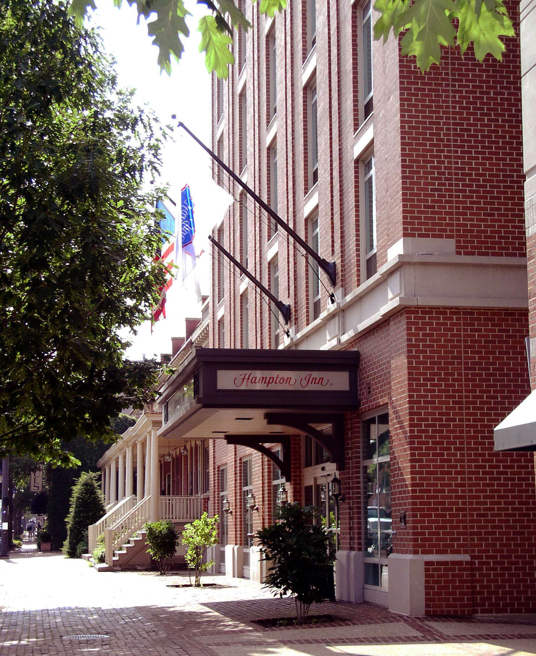 Exterior | Hampton Inn Alexandria-Old Town/King St. Metro