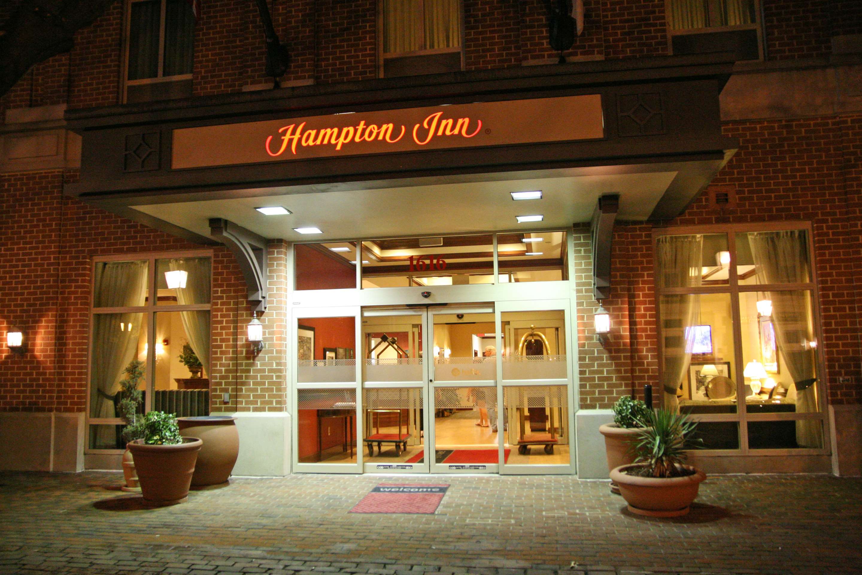 Exterior | Hampton Inn Alexandria-Old Town/King St. Metro
