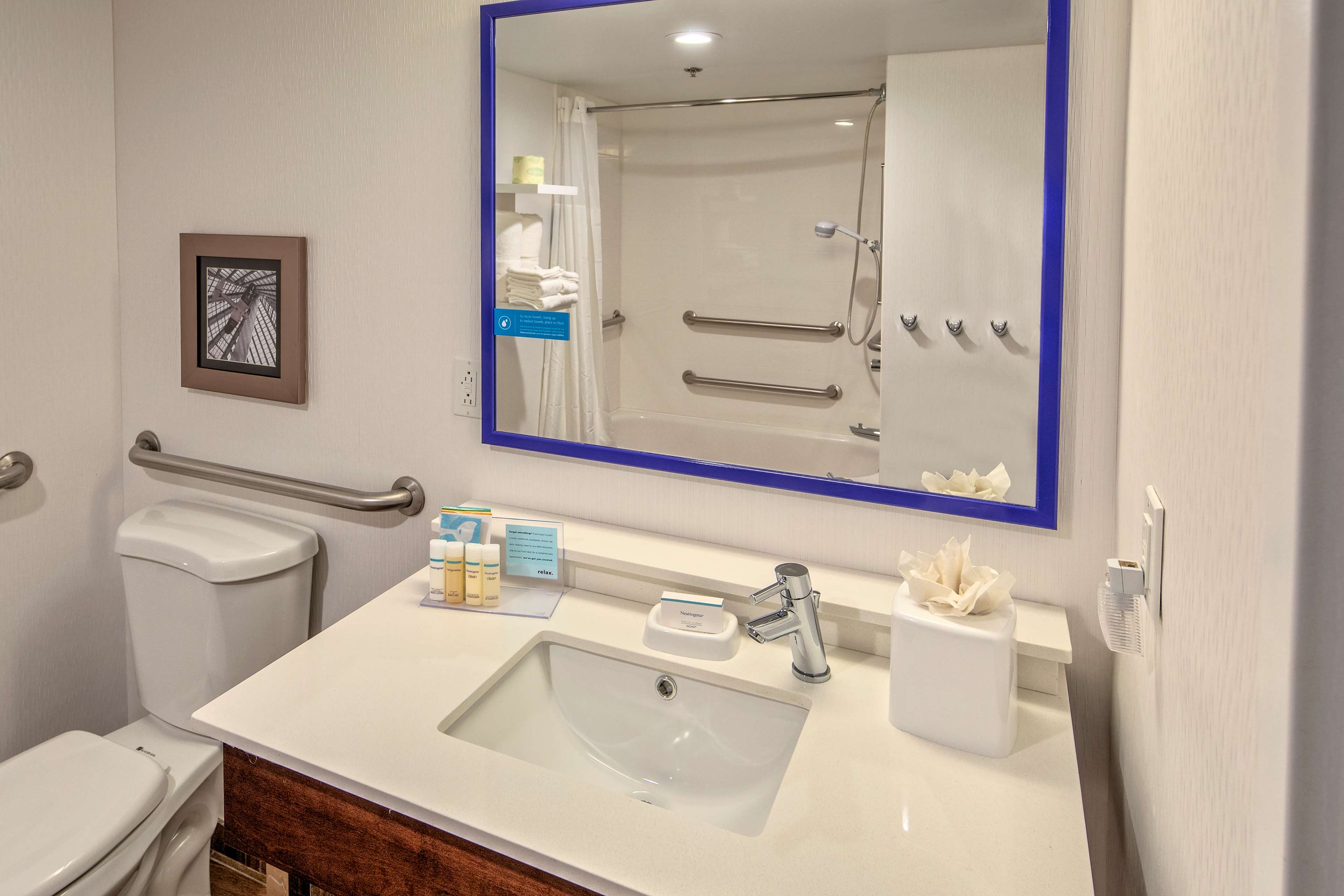 Hampton Inn Dumfries Room Type - 1KNG MOB HEAR ACC W TUB NS