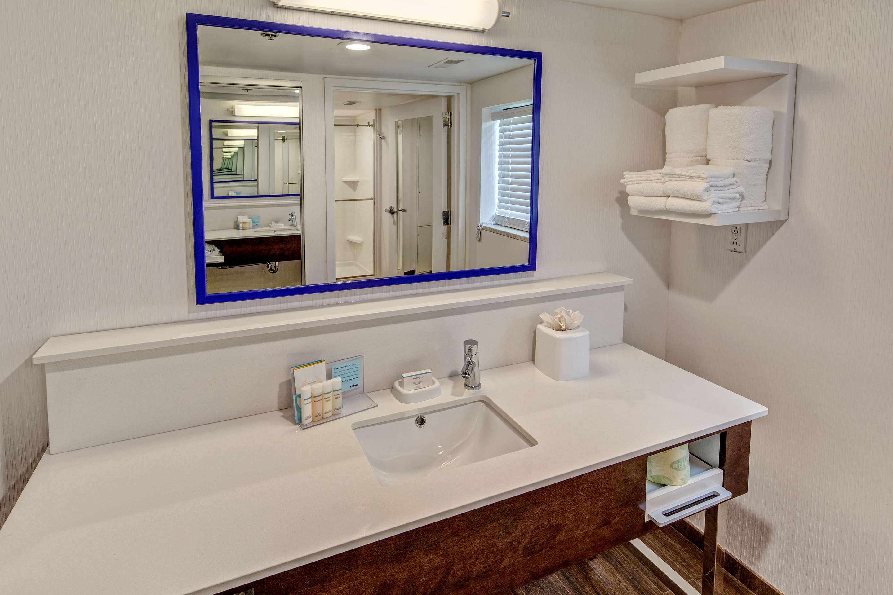 Guest room bath