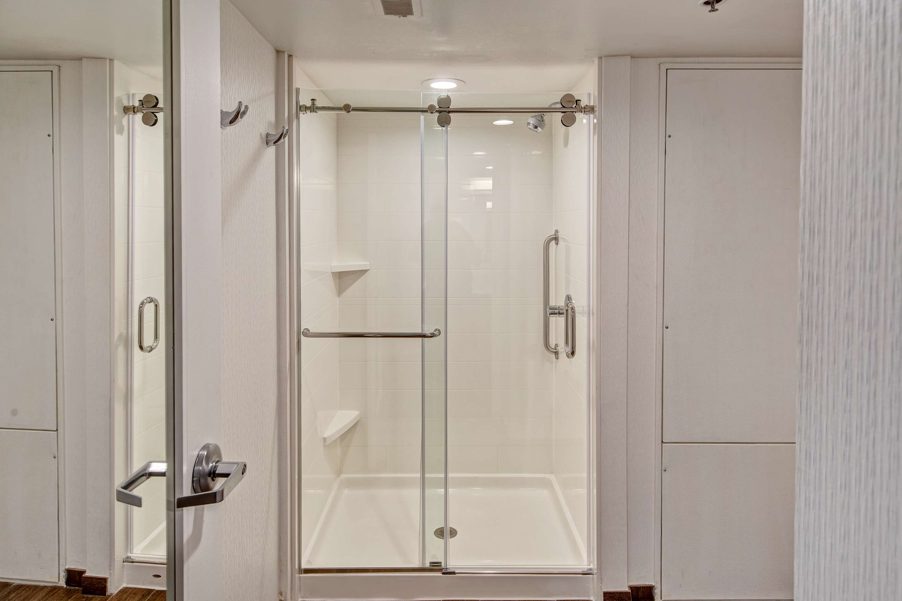 Guest room bath