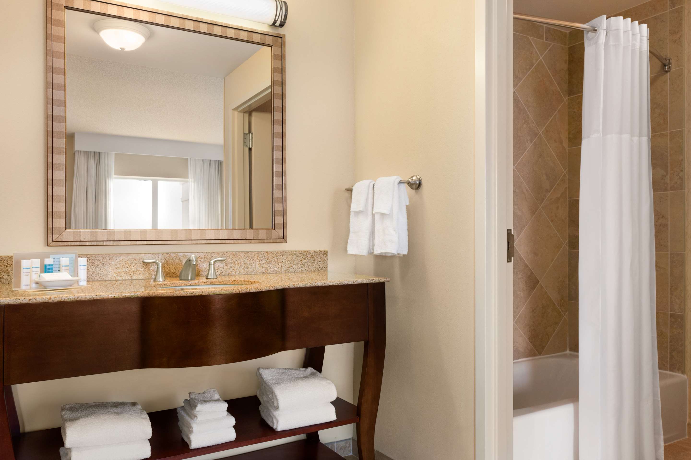 Guest room bath