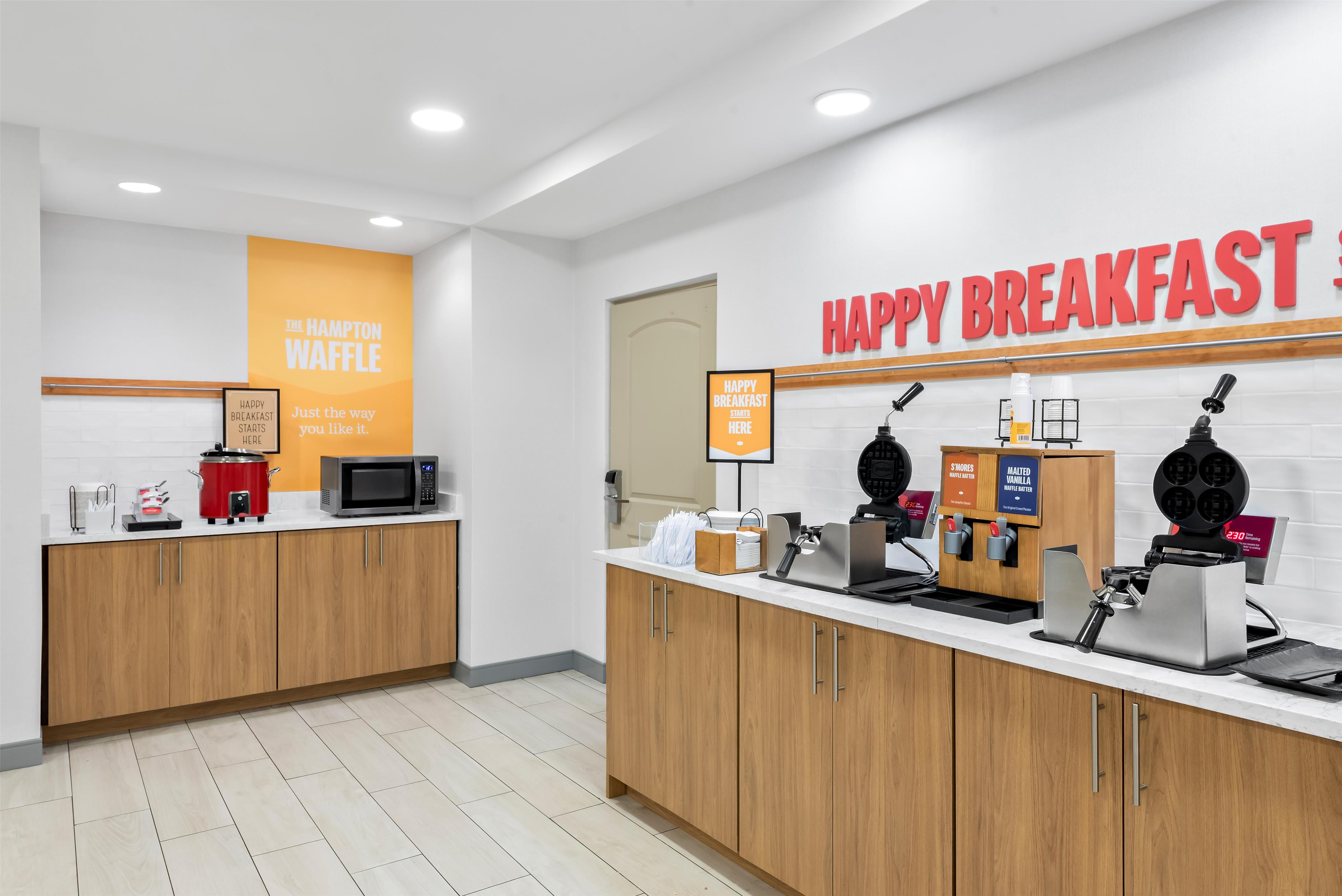 Breakfast Area | Hampton Inn by Hilton Gainesville-Haymarket