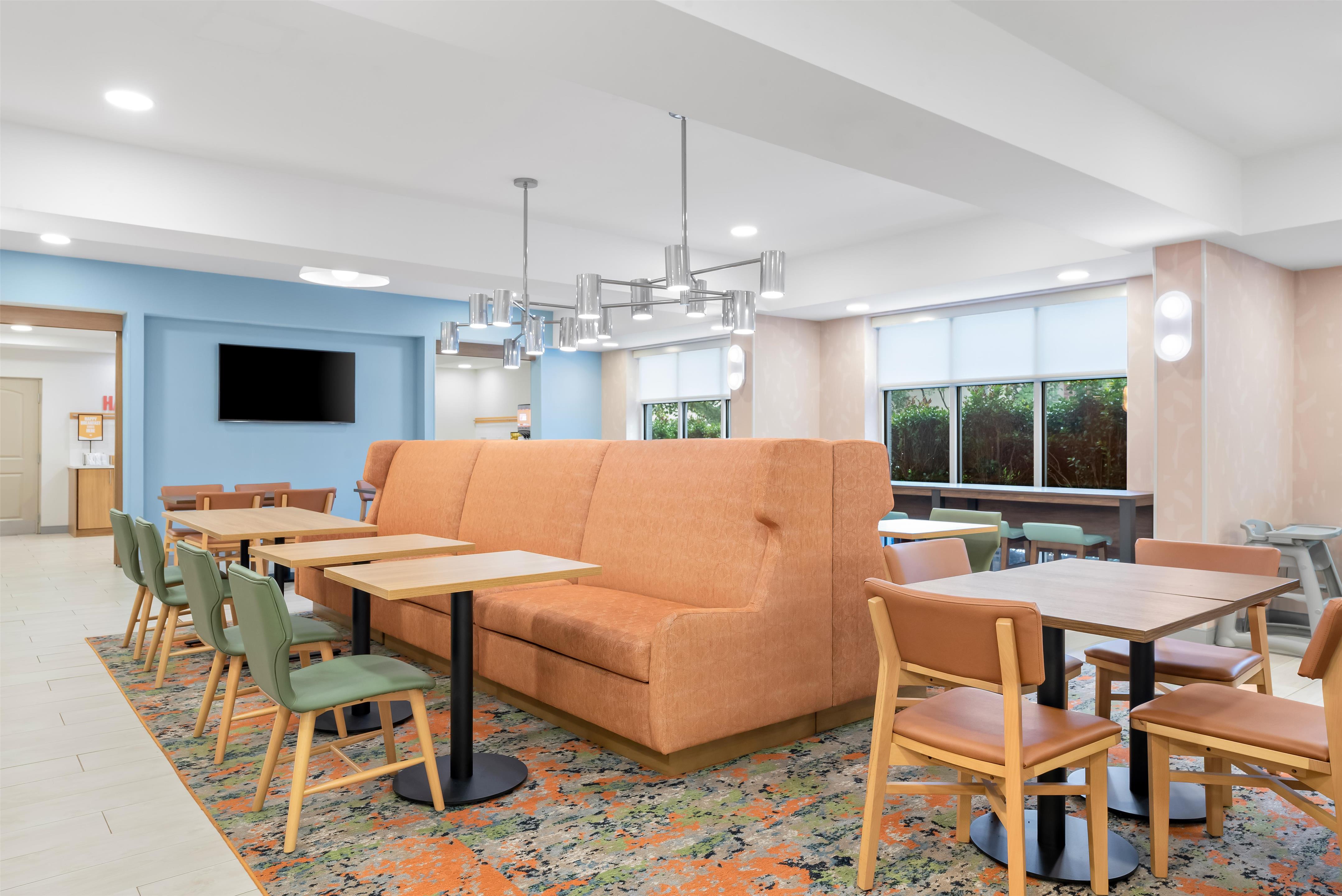 Breakfast Area | Hampton Inn by Hilton Gainesville-Haymarket