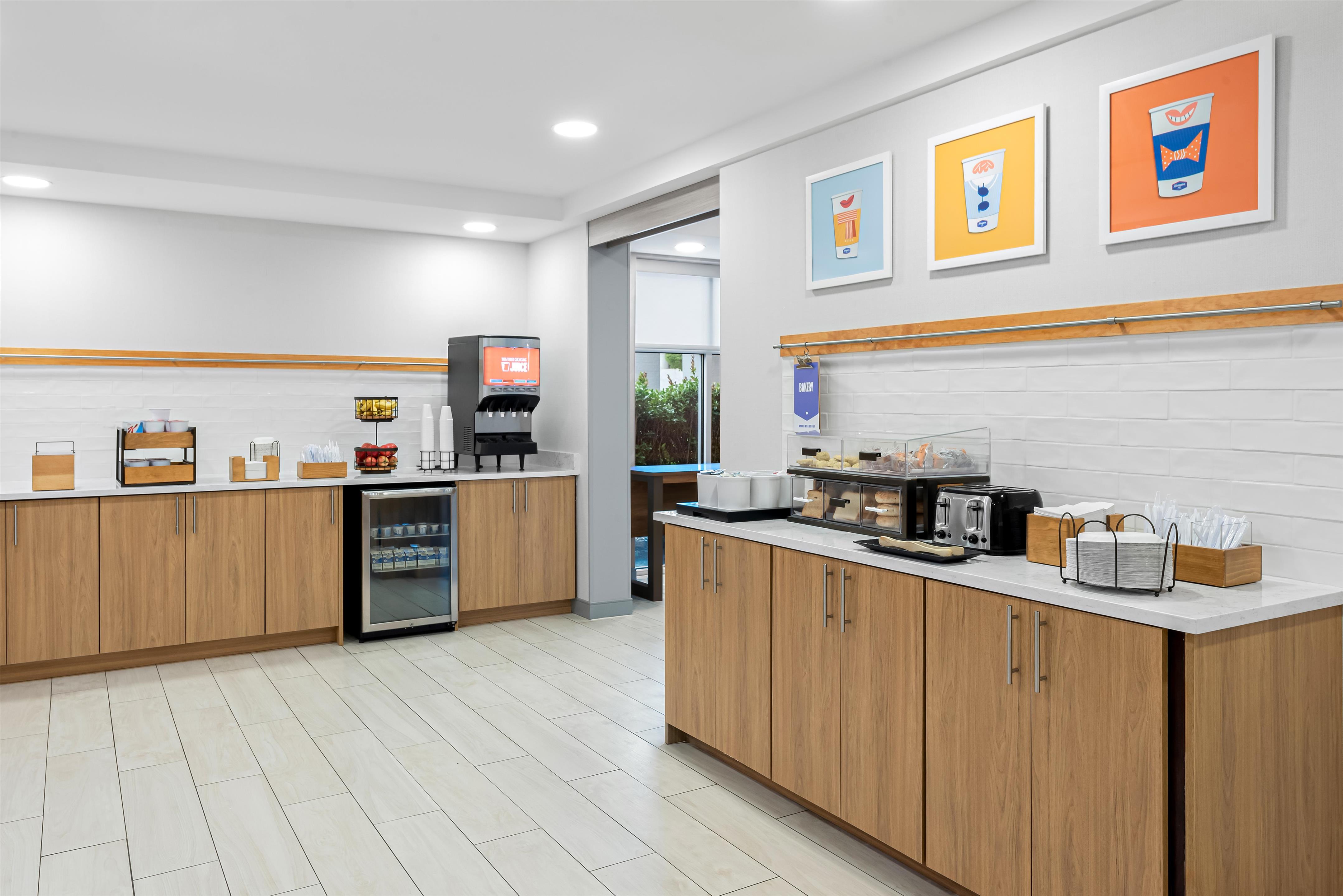 Breakfast Area | Hampton Inn by Hilton Gainesville-Haymarket