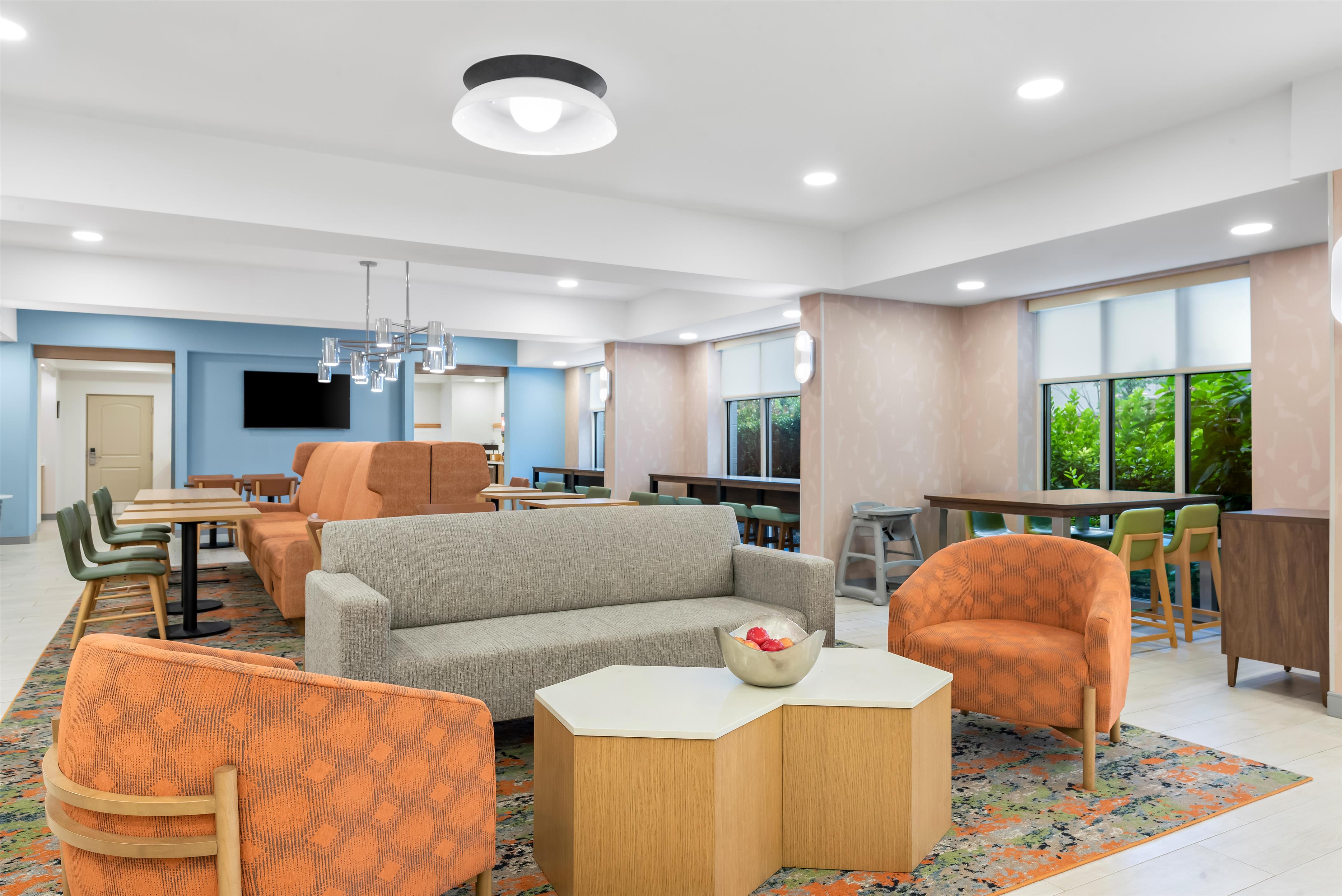 Lobby | Hampton Inn by Hilton Gainesville-Haymarket