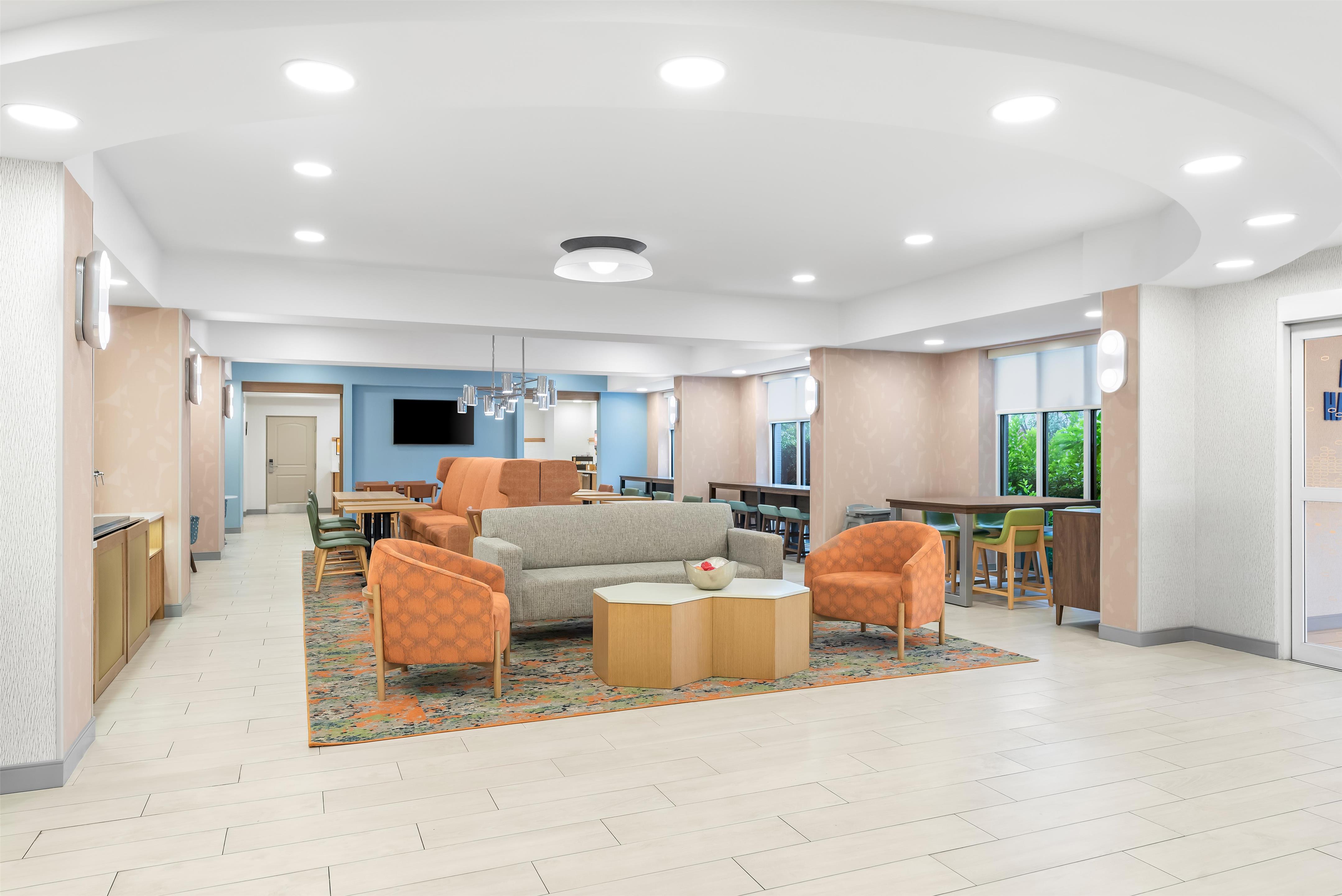 Lobby | Hampton Inn by Hilton Gainesville-Haymarket