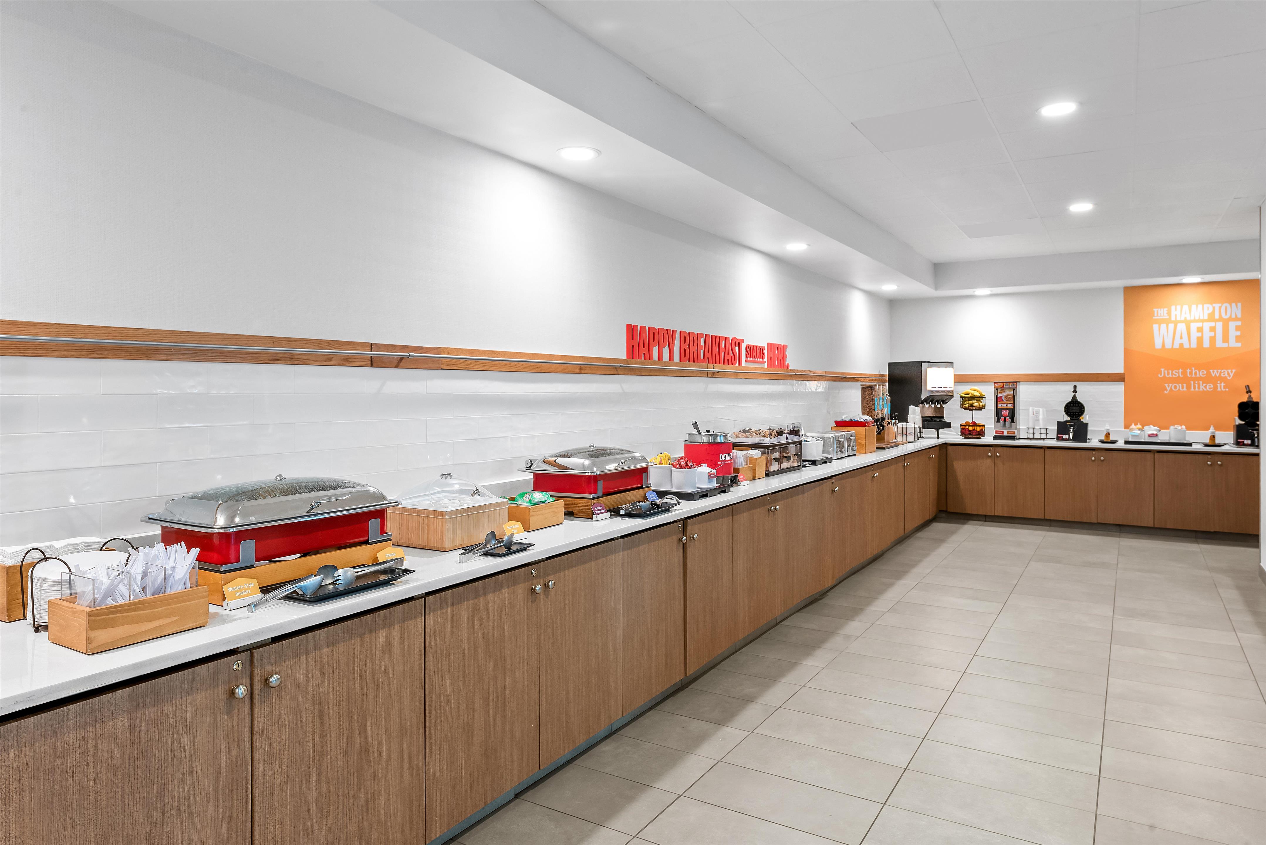 Breakfast Area | Hampton Inn & Suites National Harbor - Alexandria Area