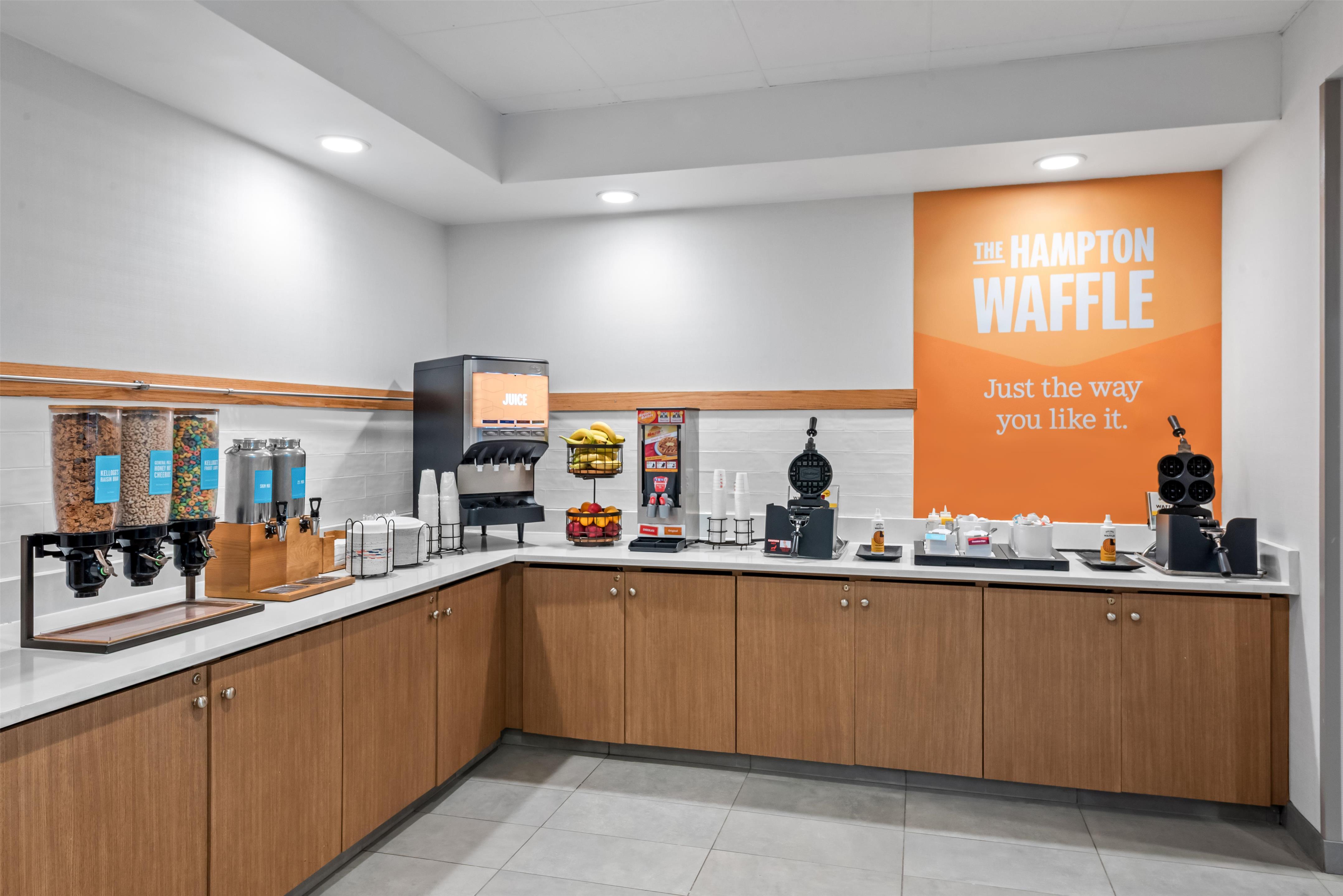Breakfast Area | Hampton Inn & Suites National Harbor - Alexandria Area