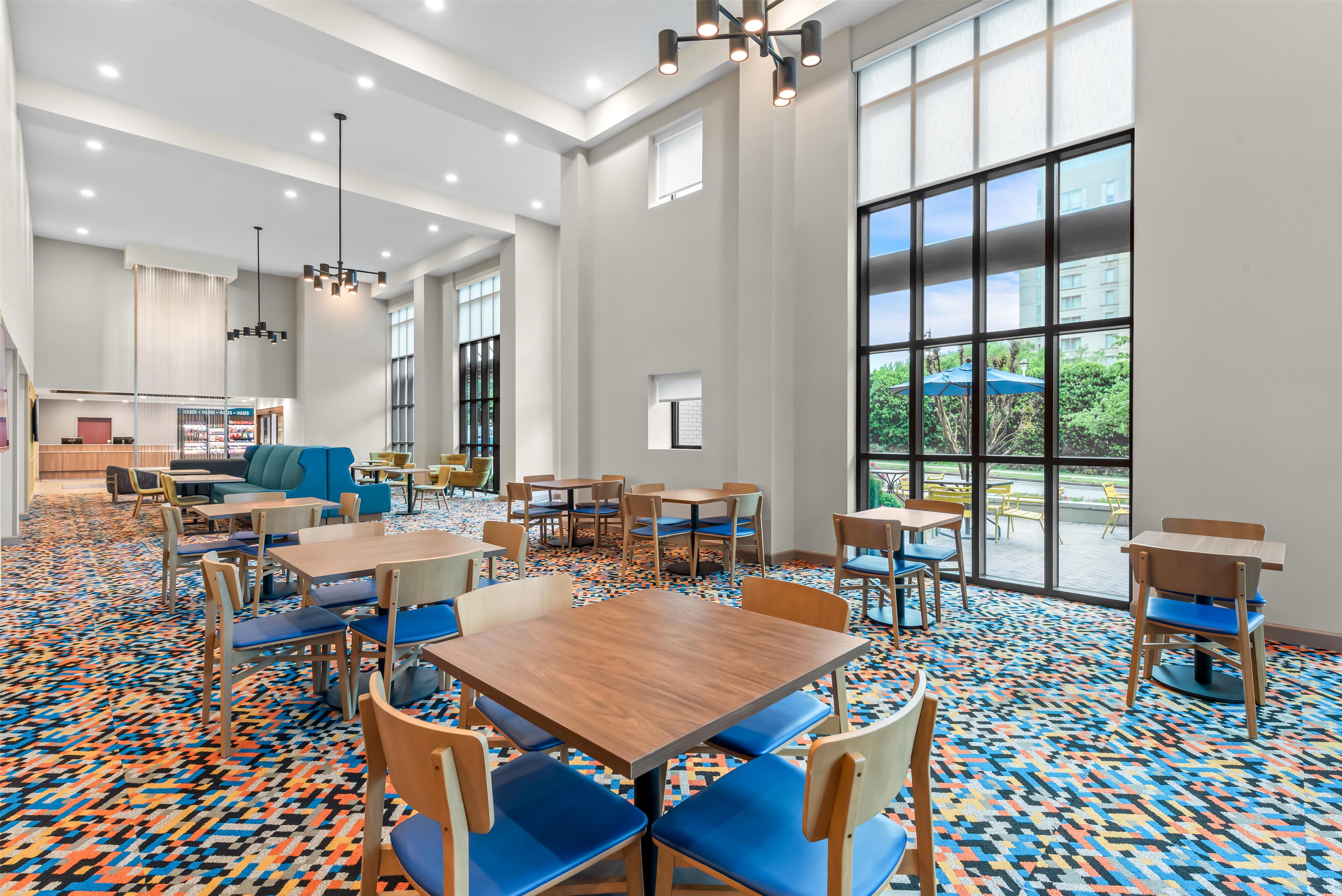 Breakfast Area | Hampton Inn & Suites National Harbor - Alexandria Area