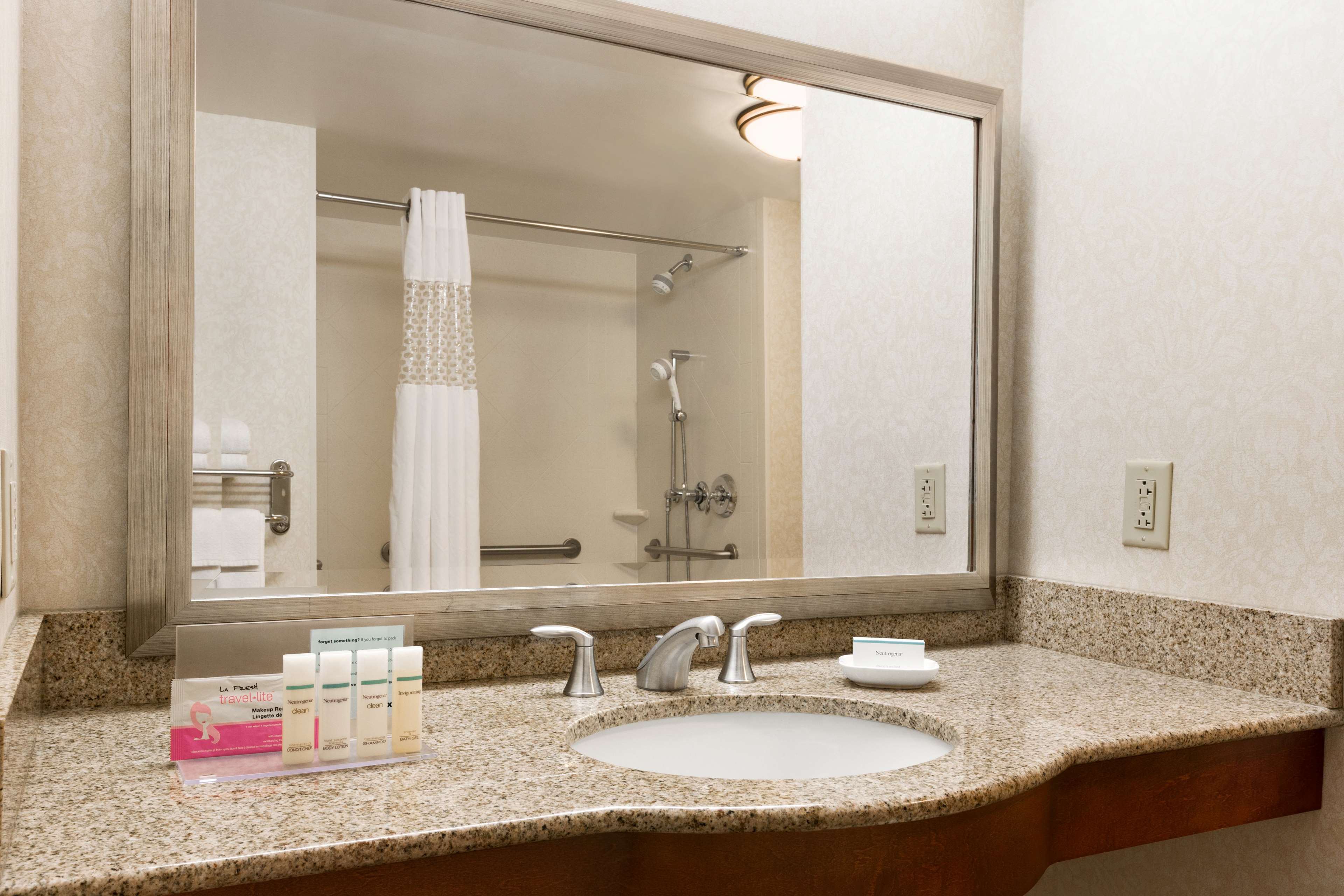 Hampton Inn Warrenton - Tap to explore photos