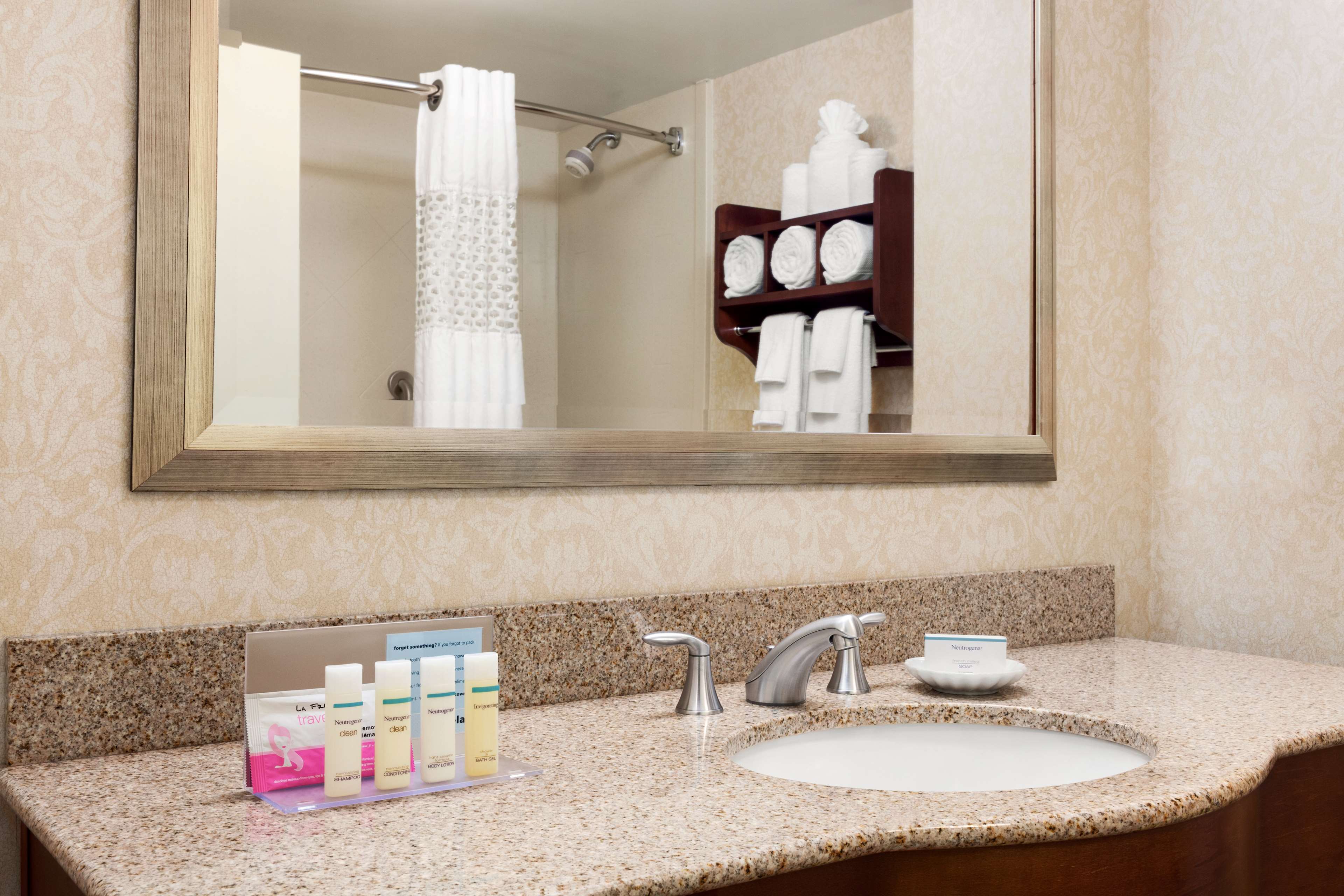 Hampton Inn Warrenton Room Type - 1 KING BED NONSMOKING