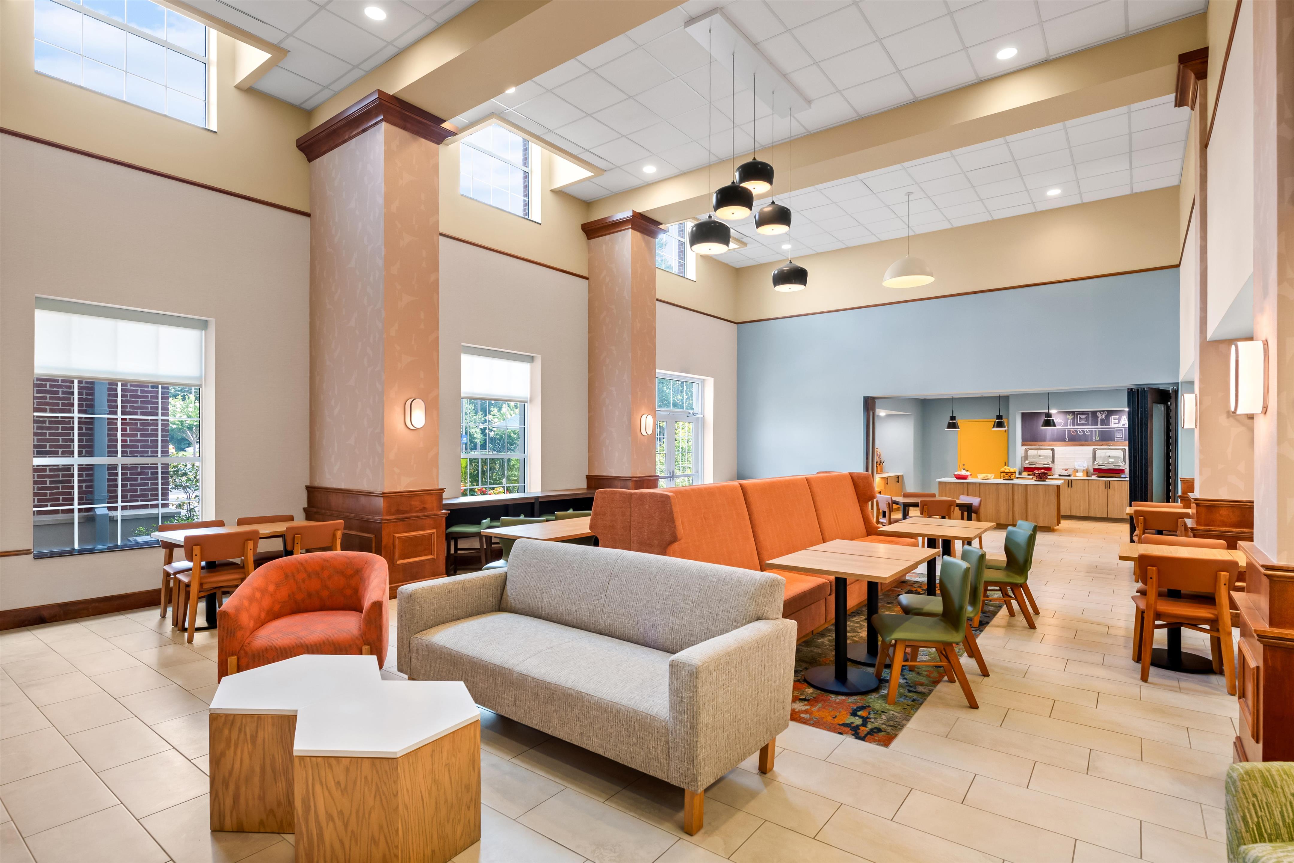 Breakfast Area | Hampton Inn & Suites Williamsburg-Central